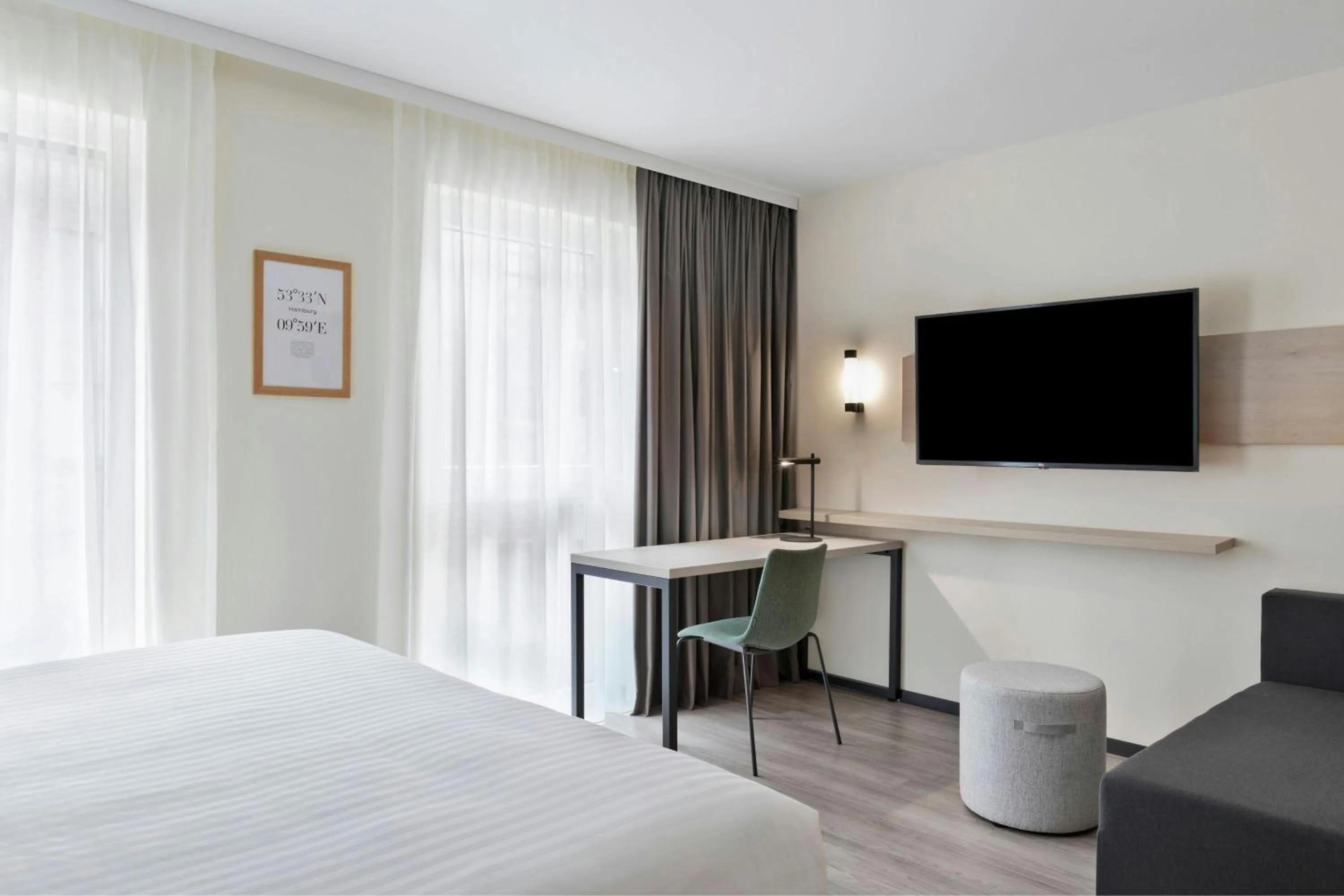 Photo of the whole room, Bed in Residence Inn by Marriott Hamburg Altona