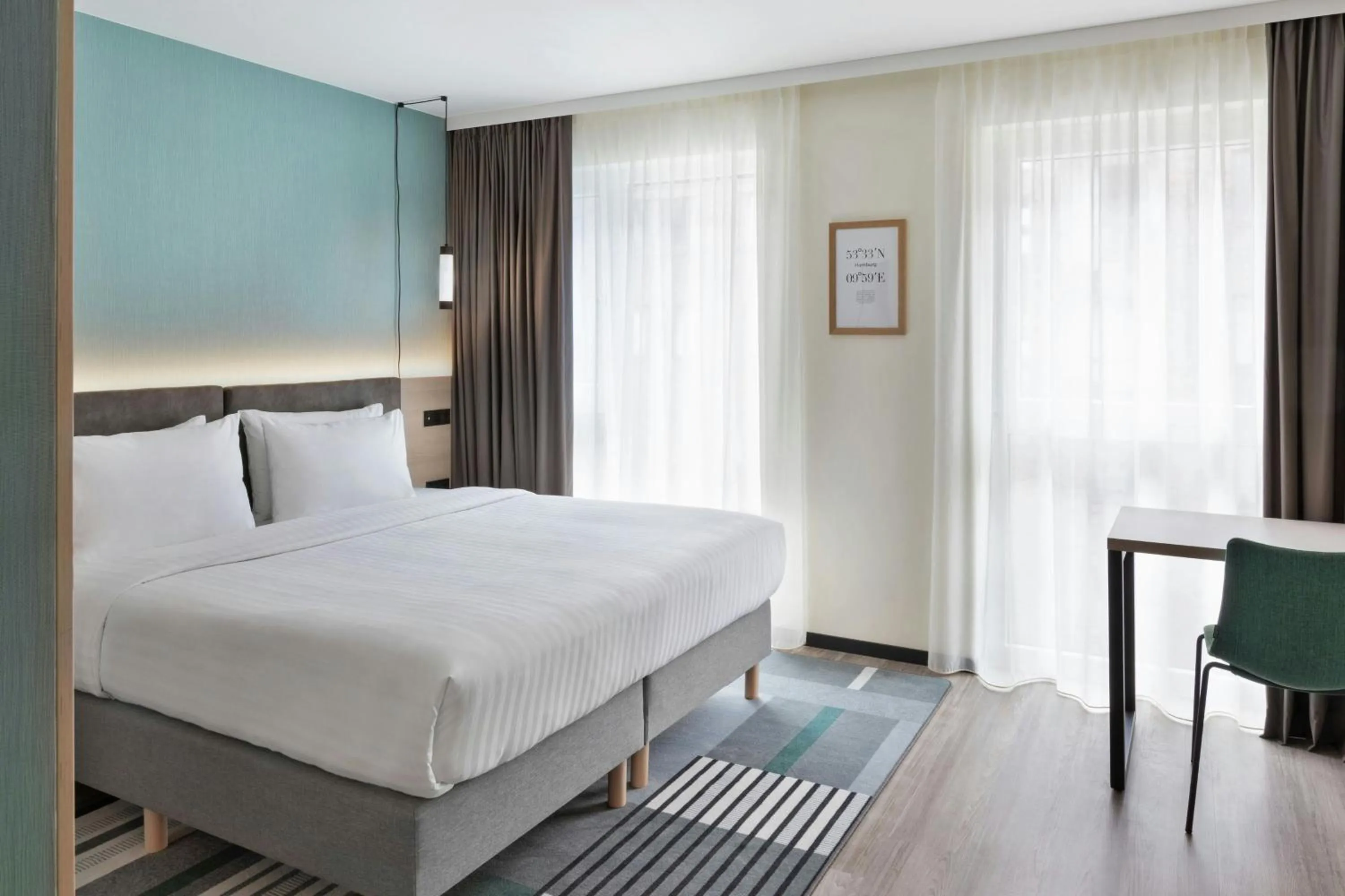 Photo of the whole room, Bed in Residence Inn by Marriott Hamburg Altona