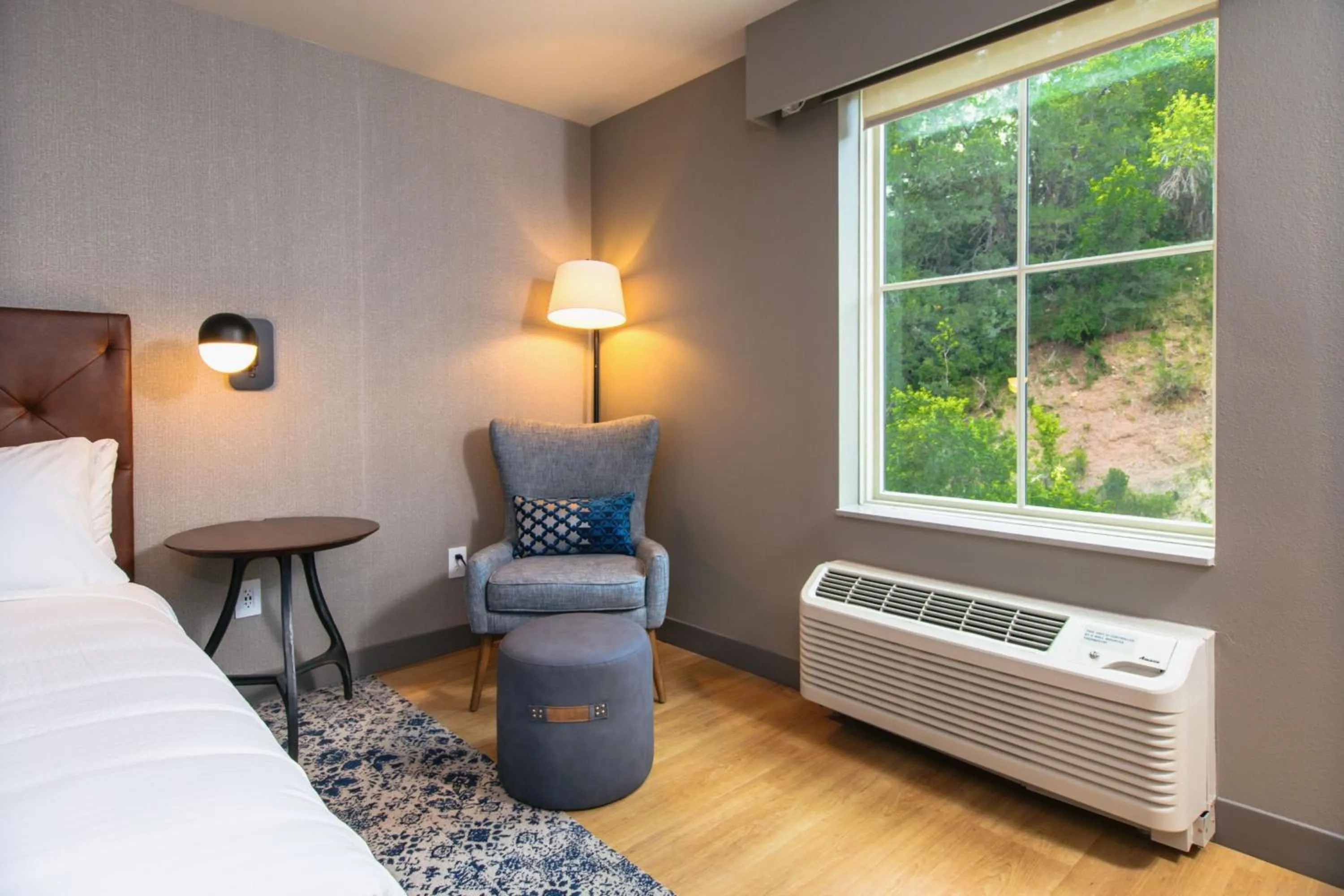 Photo of the whole room, Bed in Four Points by Sheraton Deadwood