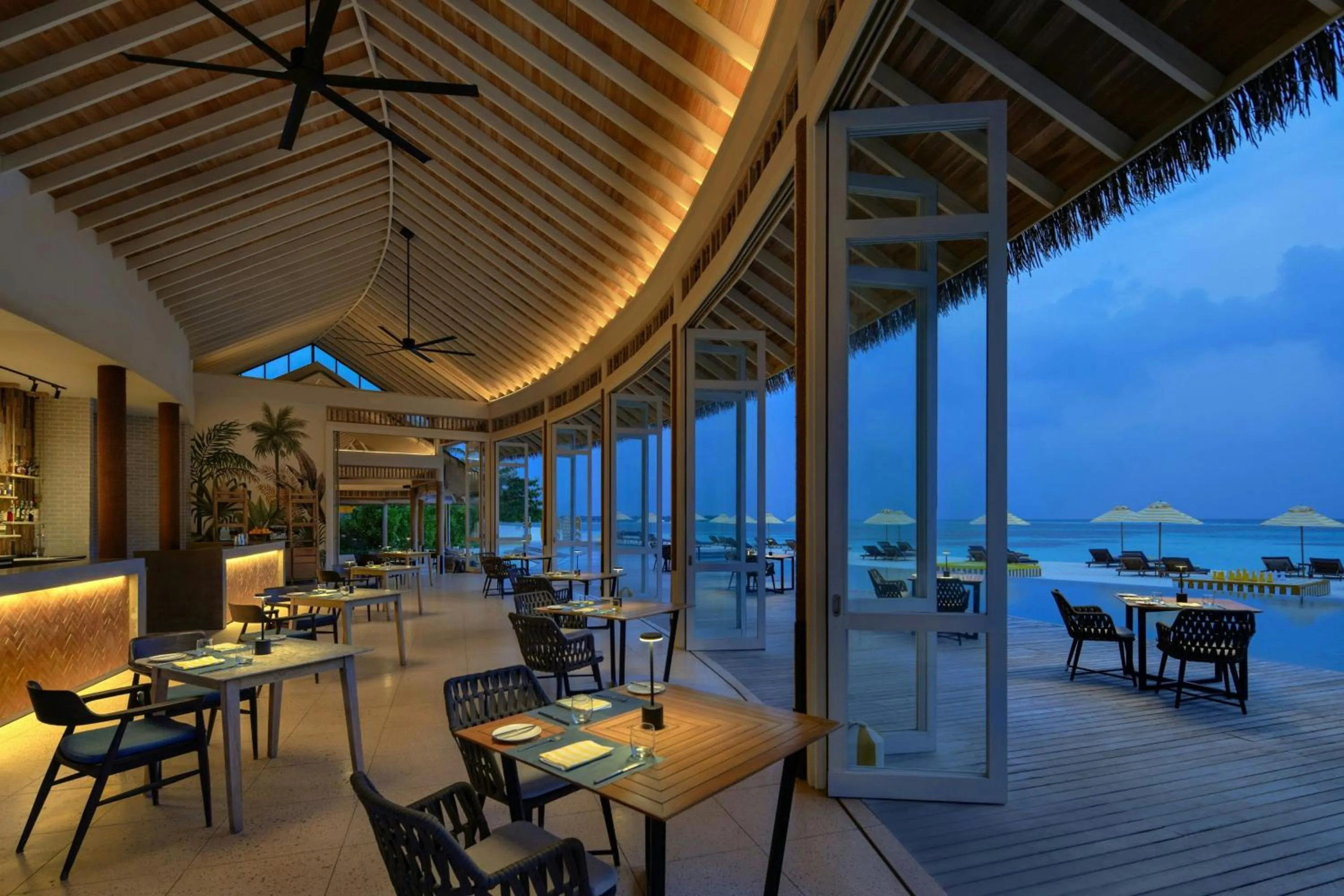 Lounge or bar in Le Meridien Maldives Resort & Spa