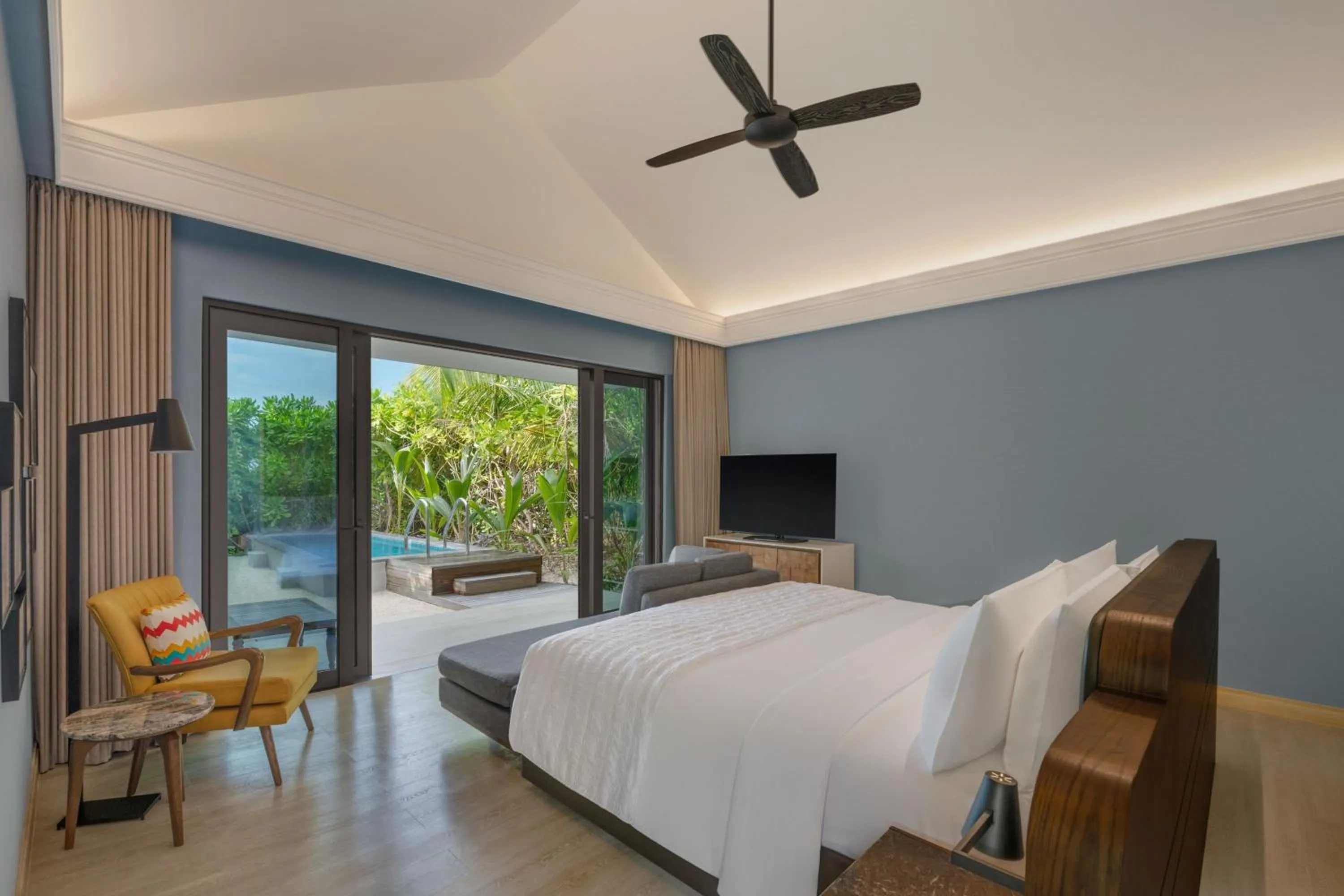 Swimming pool, Bed in Le Meridien Maldives Resort & Spa