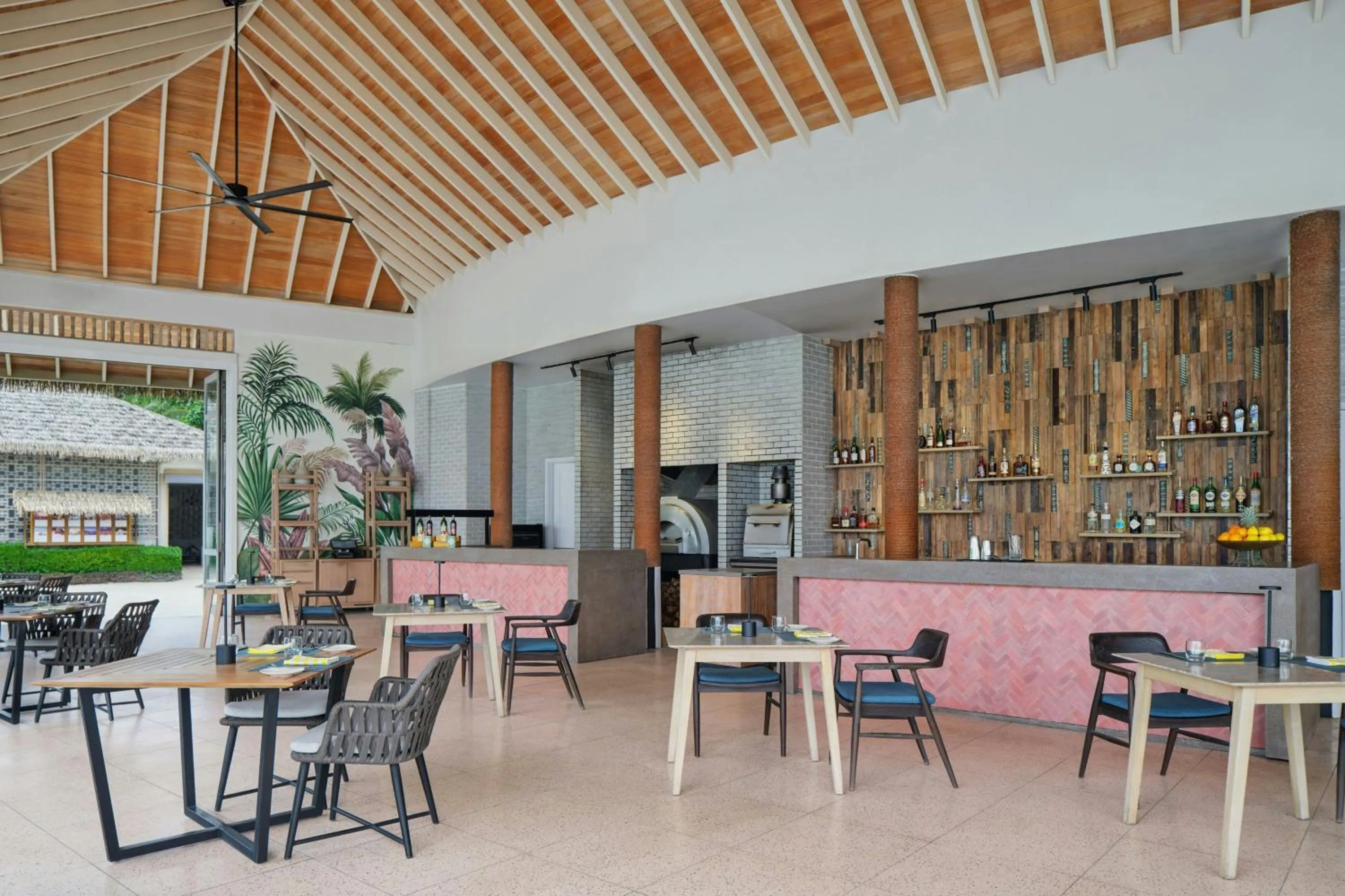 Lounge or bar in Le Meridien Maldives Resort & Spa