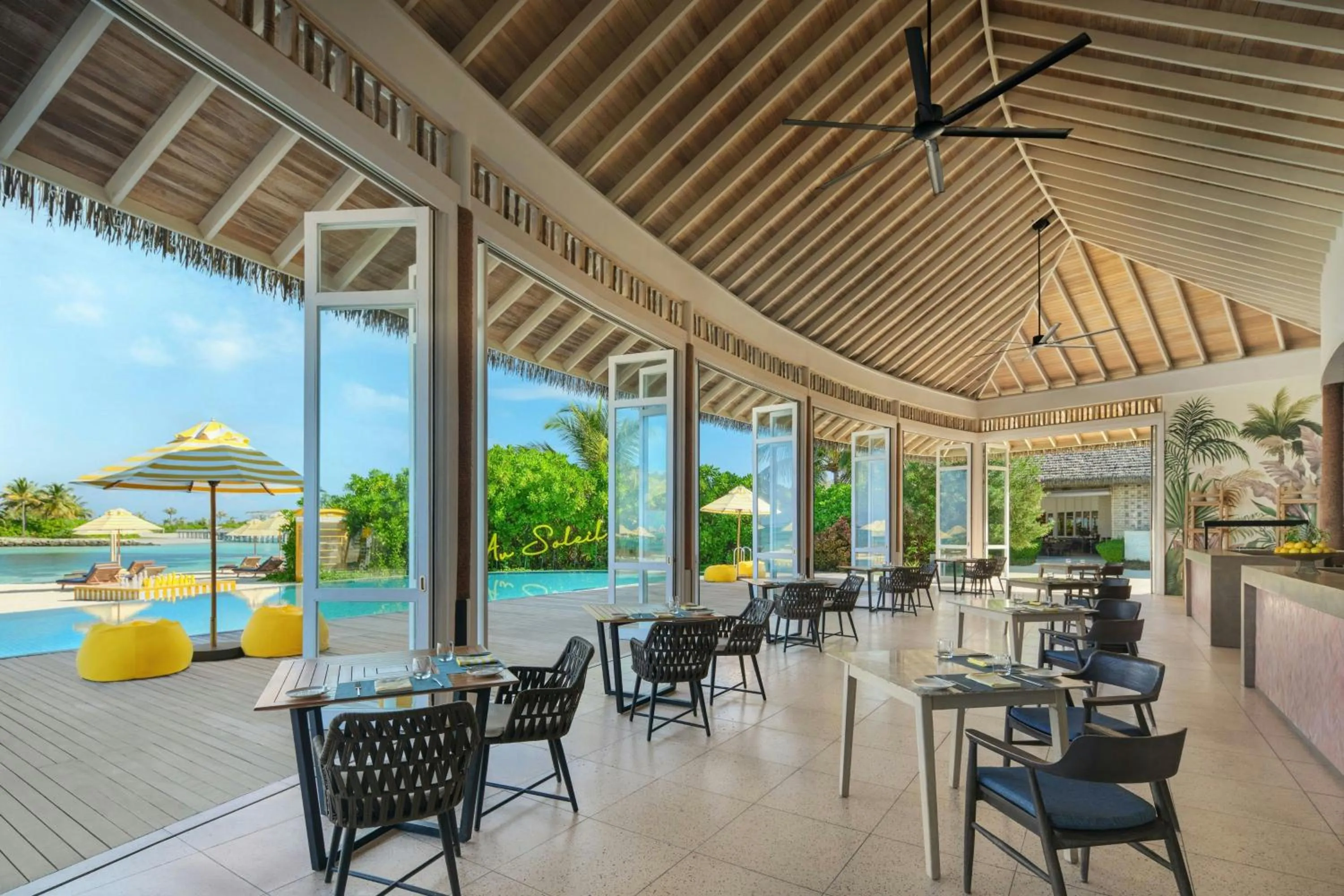 Lounge or bar in Le Meridien Maldives Resort & Spa