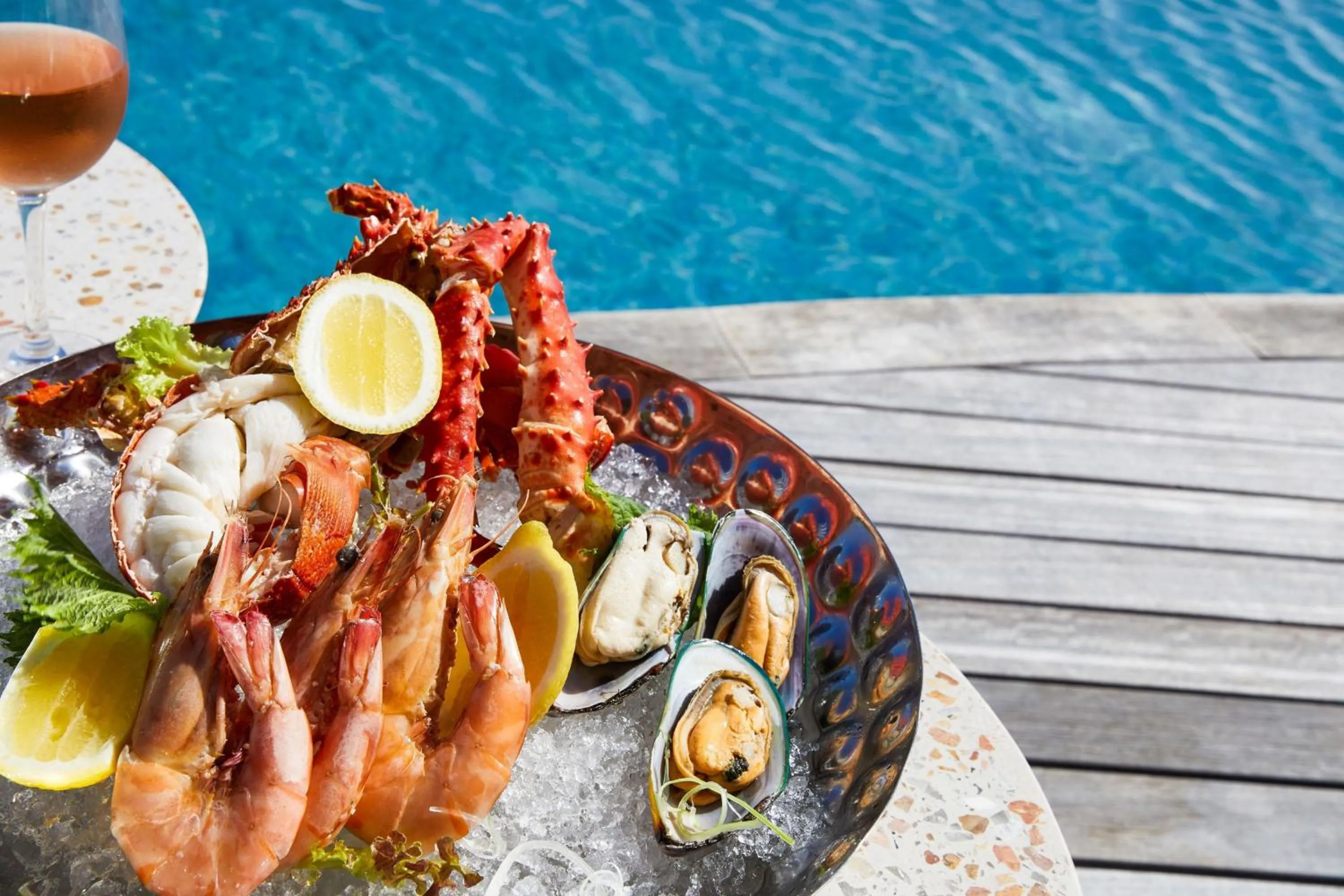 Lounge or bar in Le Meridien Maldives Resort & Spa