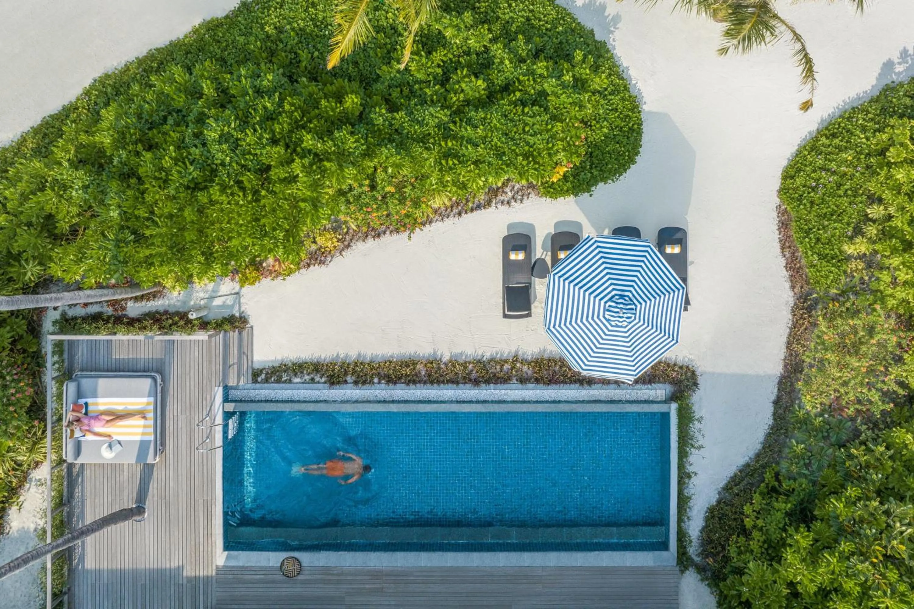 Swimming pool in Le Meridien Maldives Resort & Spa
