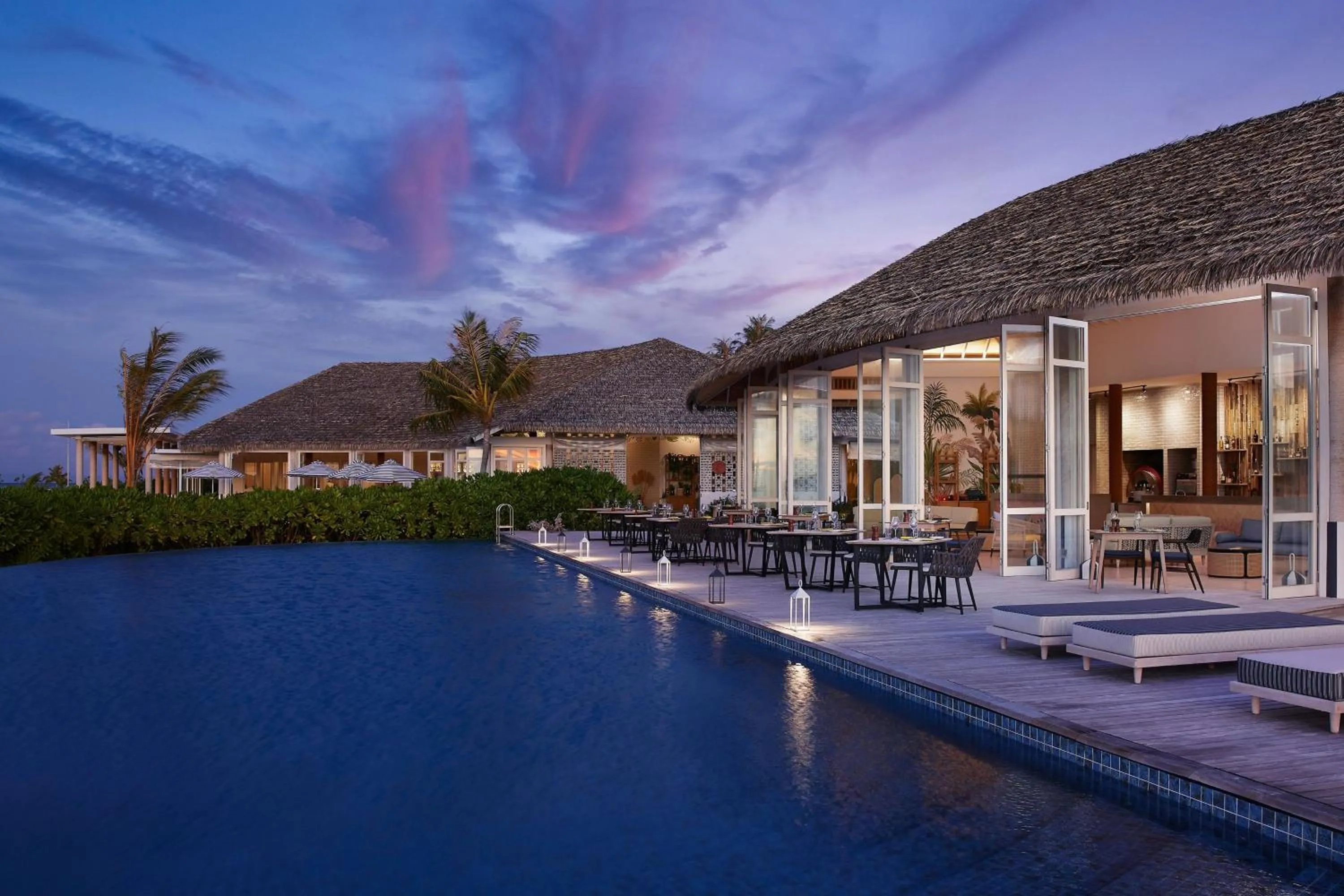 Swimming pool in Le Meridien Maldives Resort & Spa
