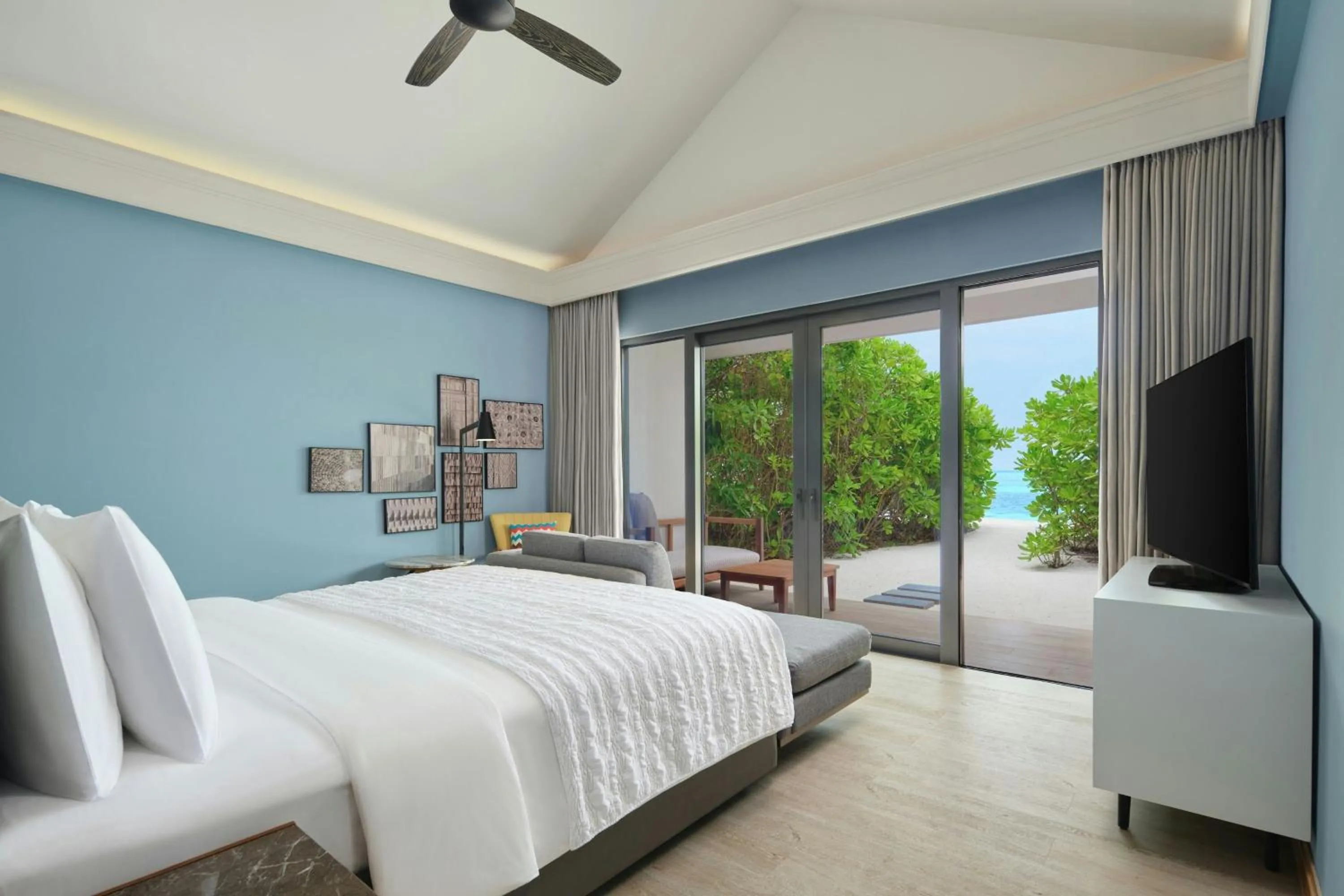 Swimming pool, Bed in Le Meridien Maldives Resort & Spa