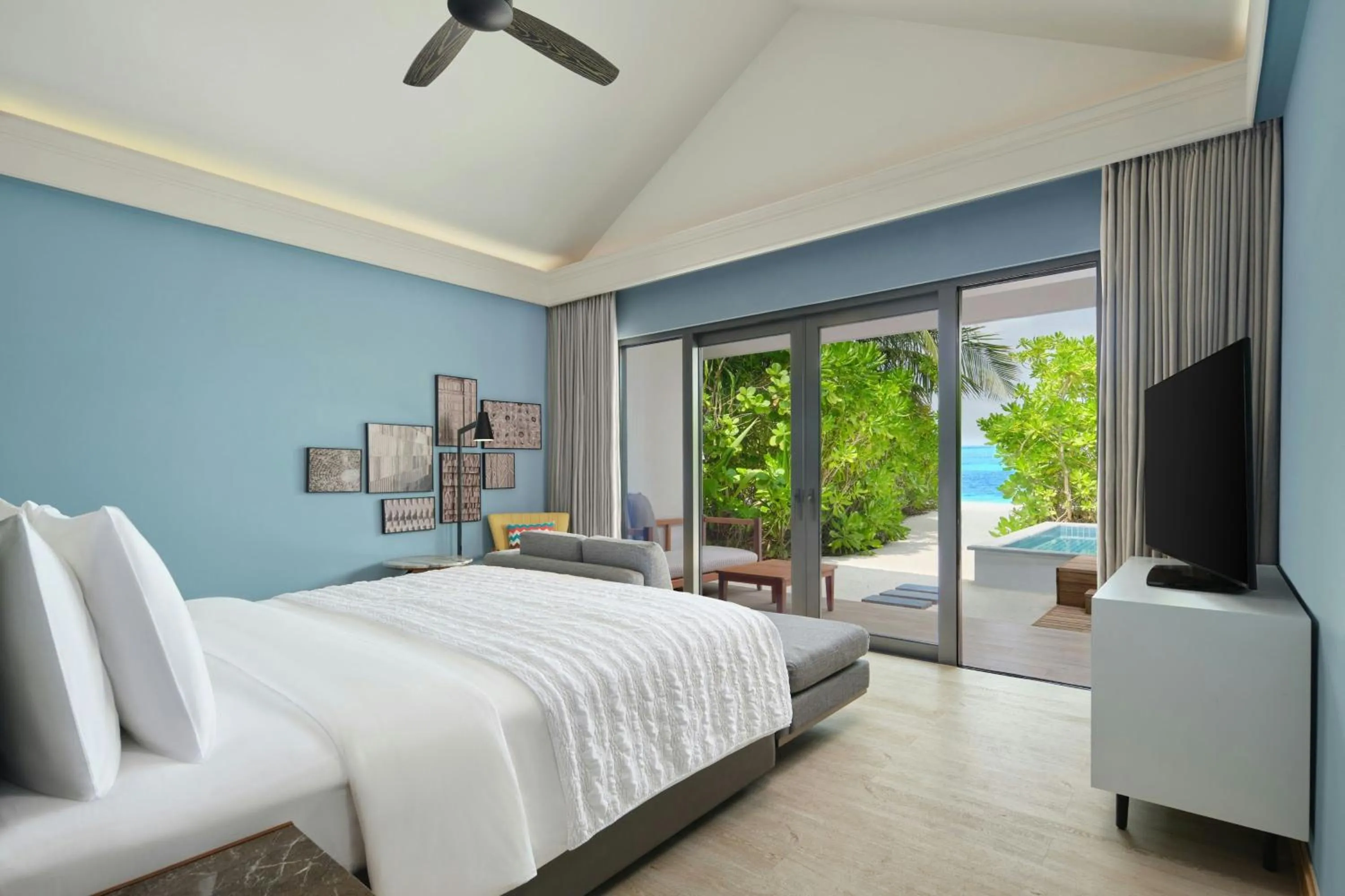 Swimming pool, Bed in Le Meridien Maldives Resort & Spa