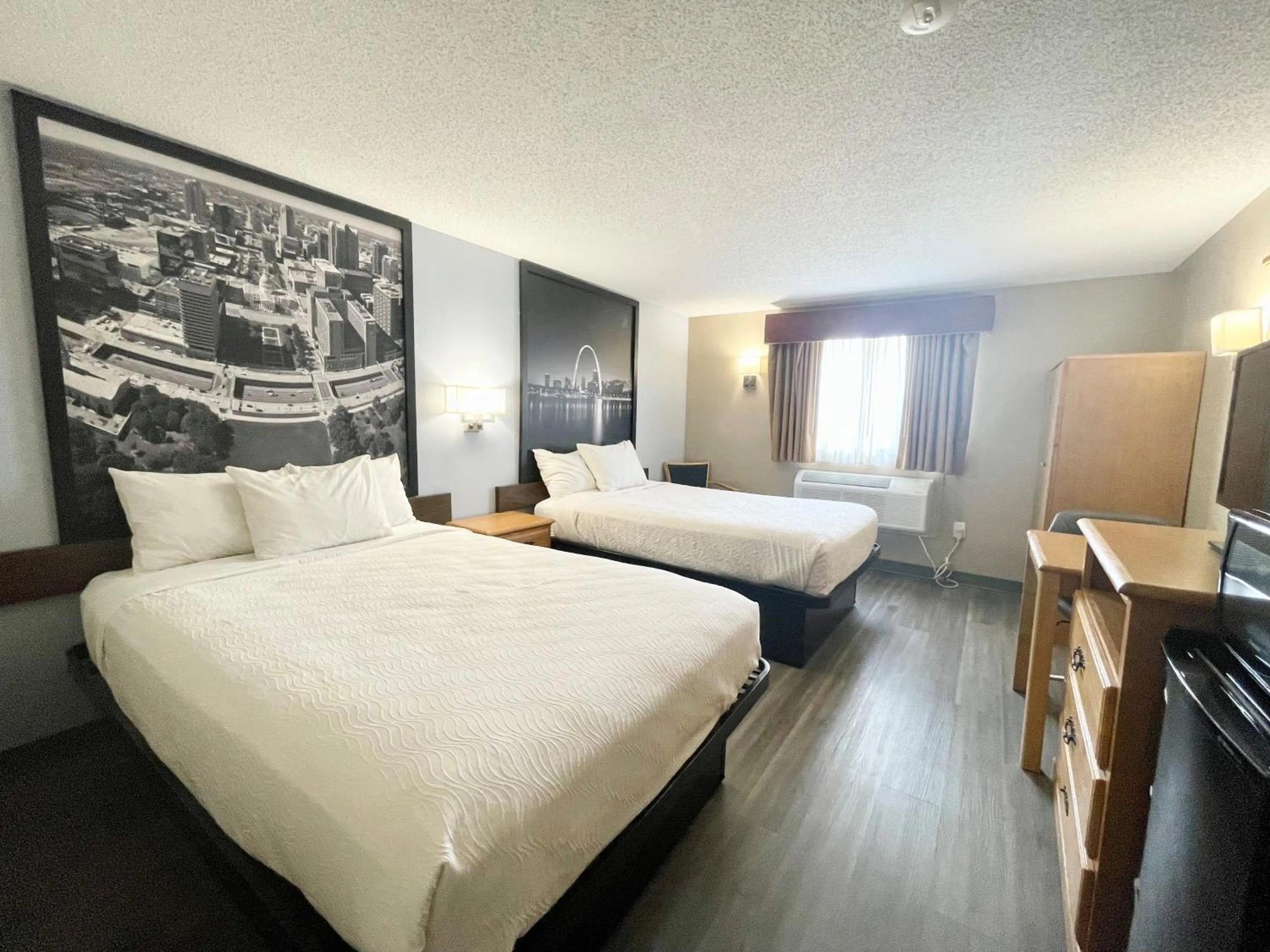 Bed in Super 8 by Wyndham St. Clair MO