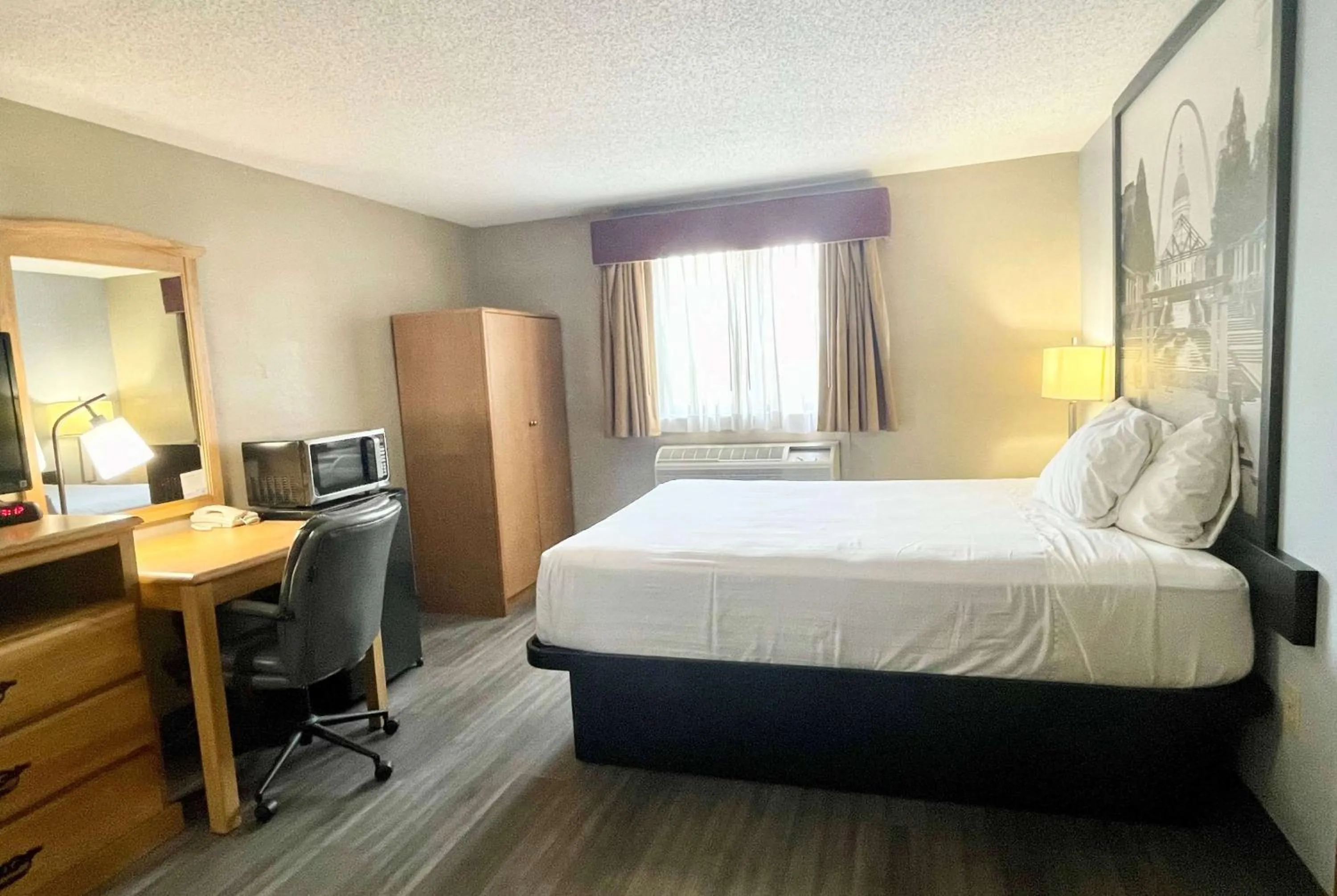 Photo of the whole room, Bed in Super 8 by Wyndham St. Clair MO