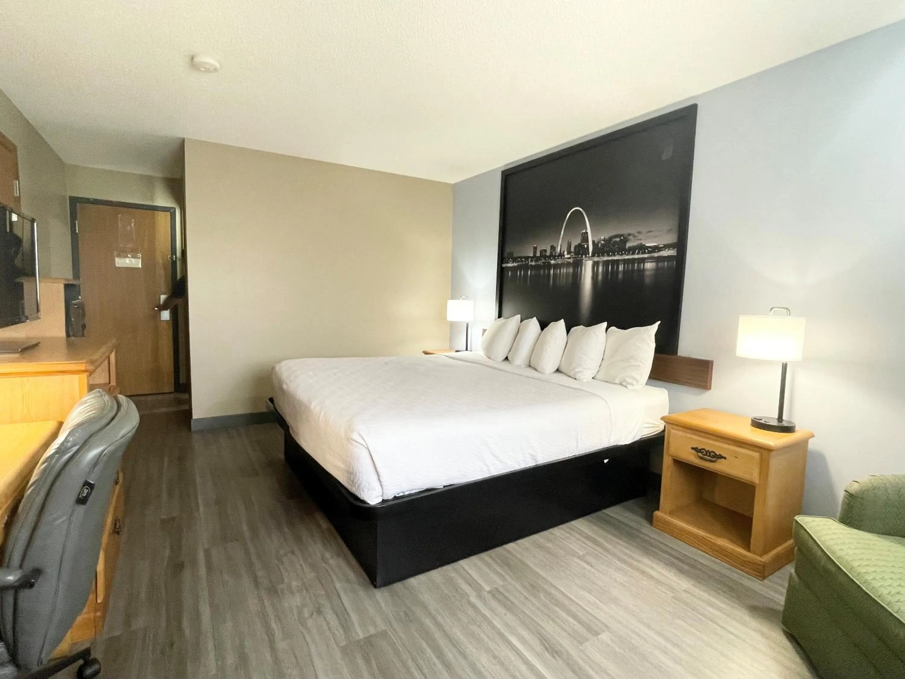 Bedroom, Bed in Super 8 by Wyndham St. Clair MO