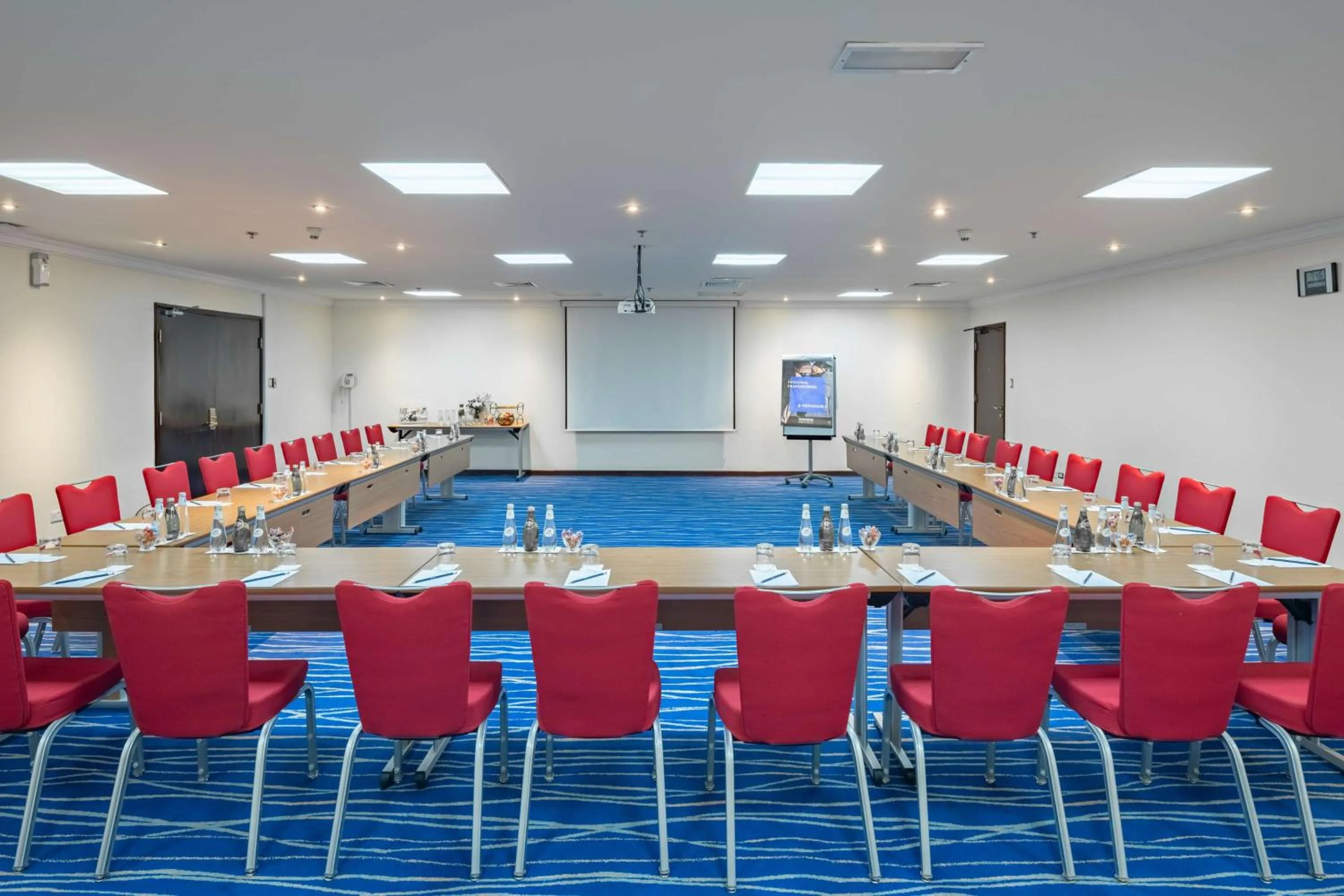 Meeting/conference room in Radisson Blu Hotel, Yanbu