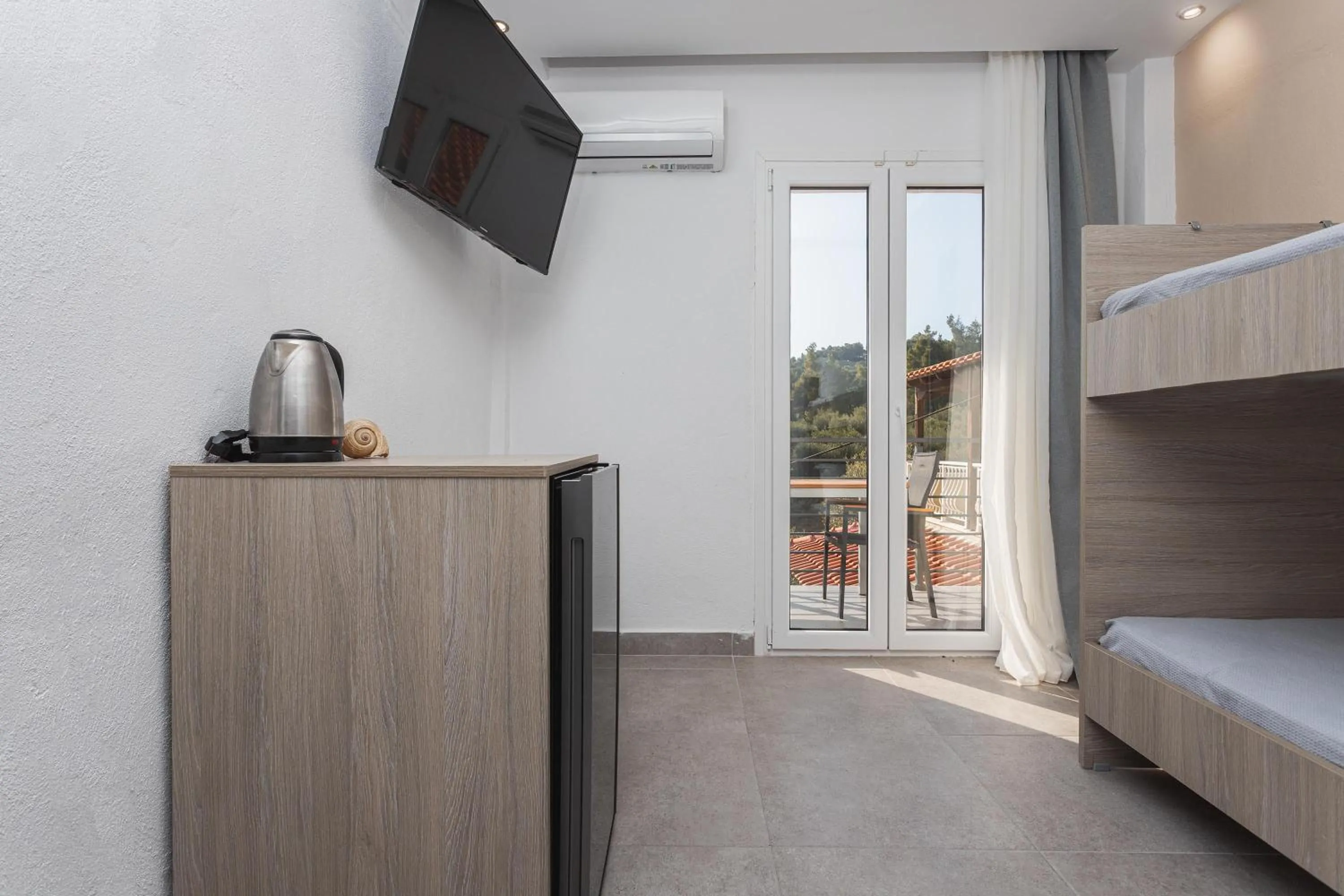 TV and multimedia, Bed in NewStory Suites Possidi