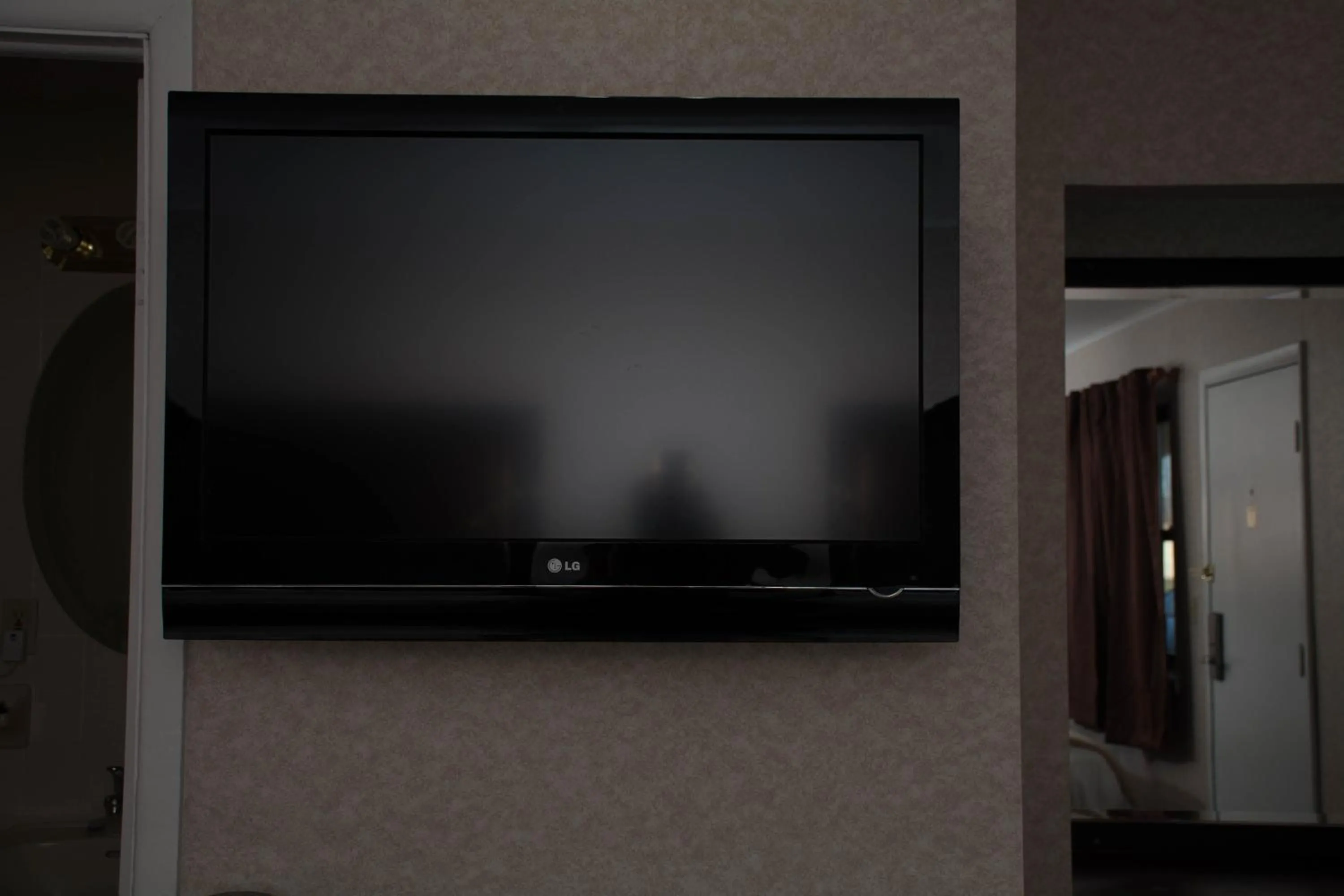 TV and multimedia in Atlantic Inn and Suites - Wall Township