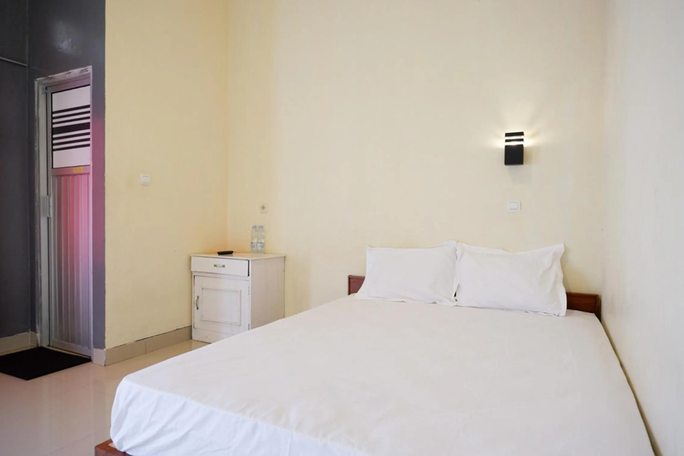 Bedroom, Bed in RedDoorz near Candi Cetho Karanganyar