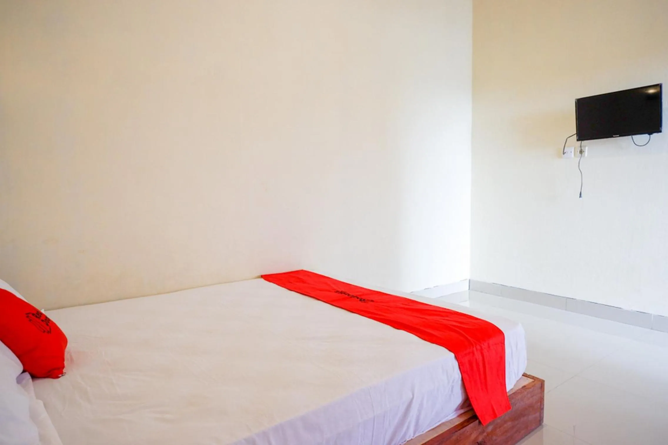 Bedroom, Bed in RedDoorz near Candi Cetho Karanganyar