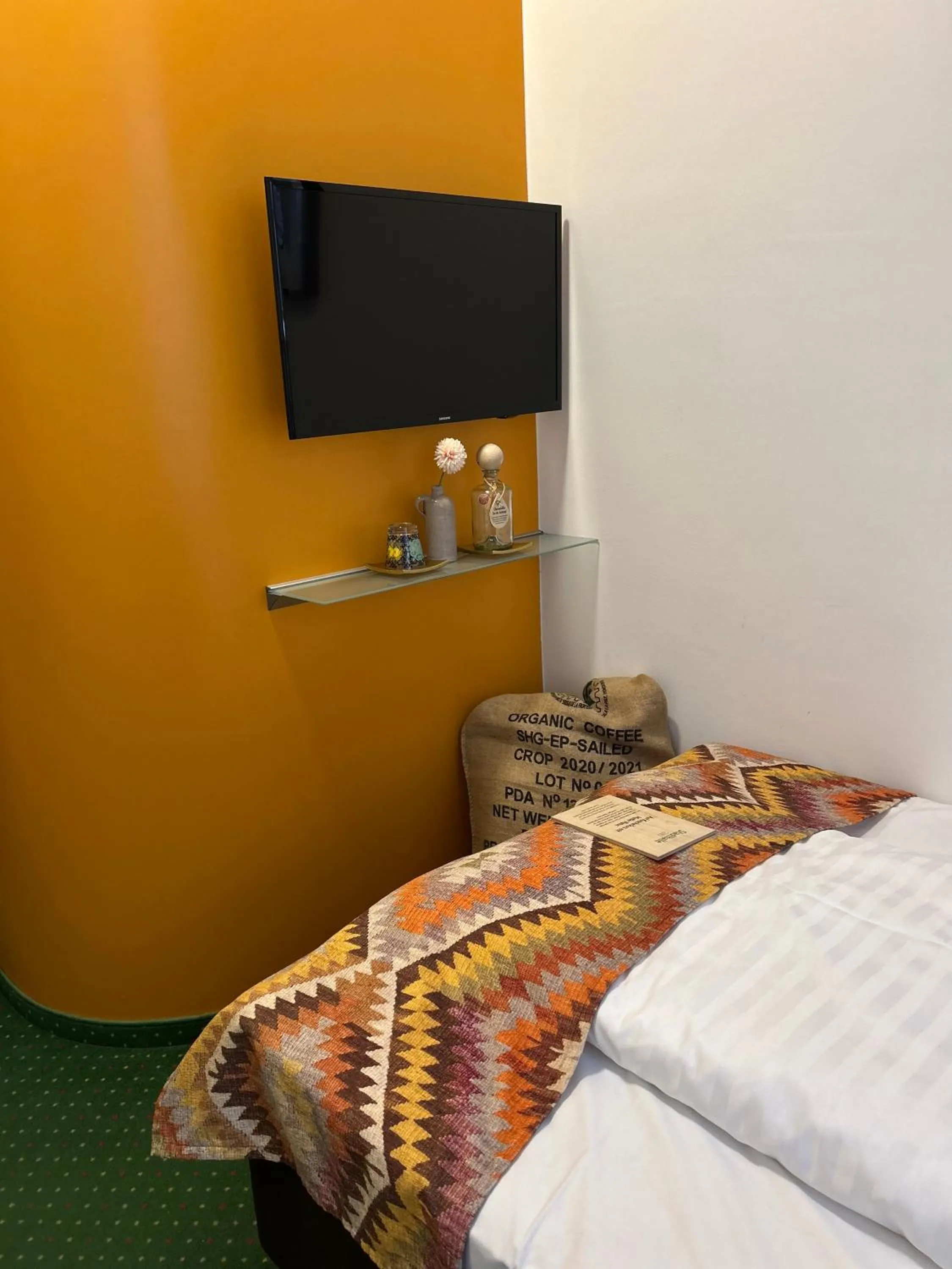 TV and multimedia, Bed in Pension Stadthalle