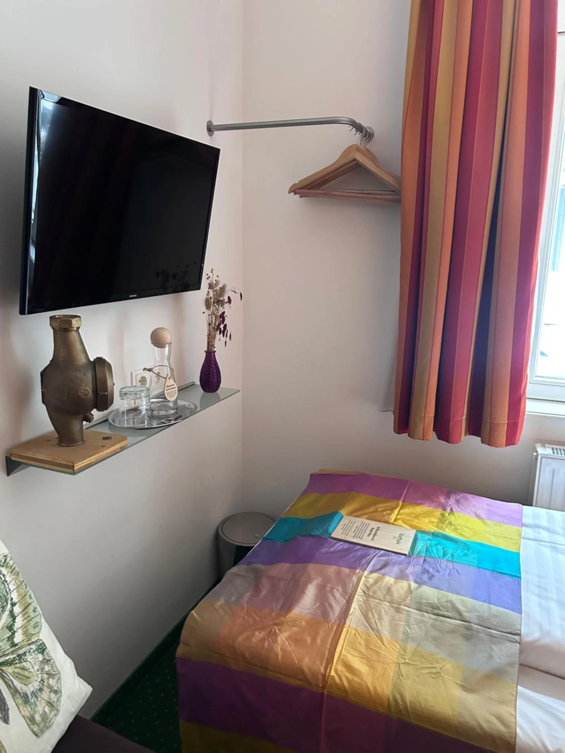 TV and multimedia, Bed in Pension Stadthalle