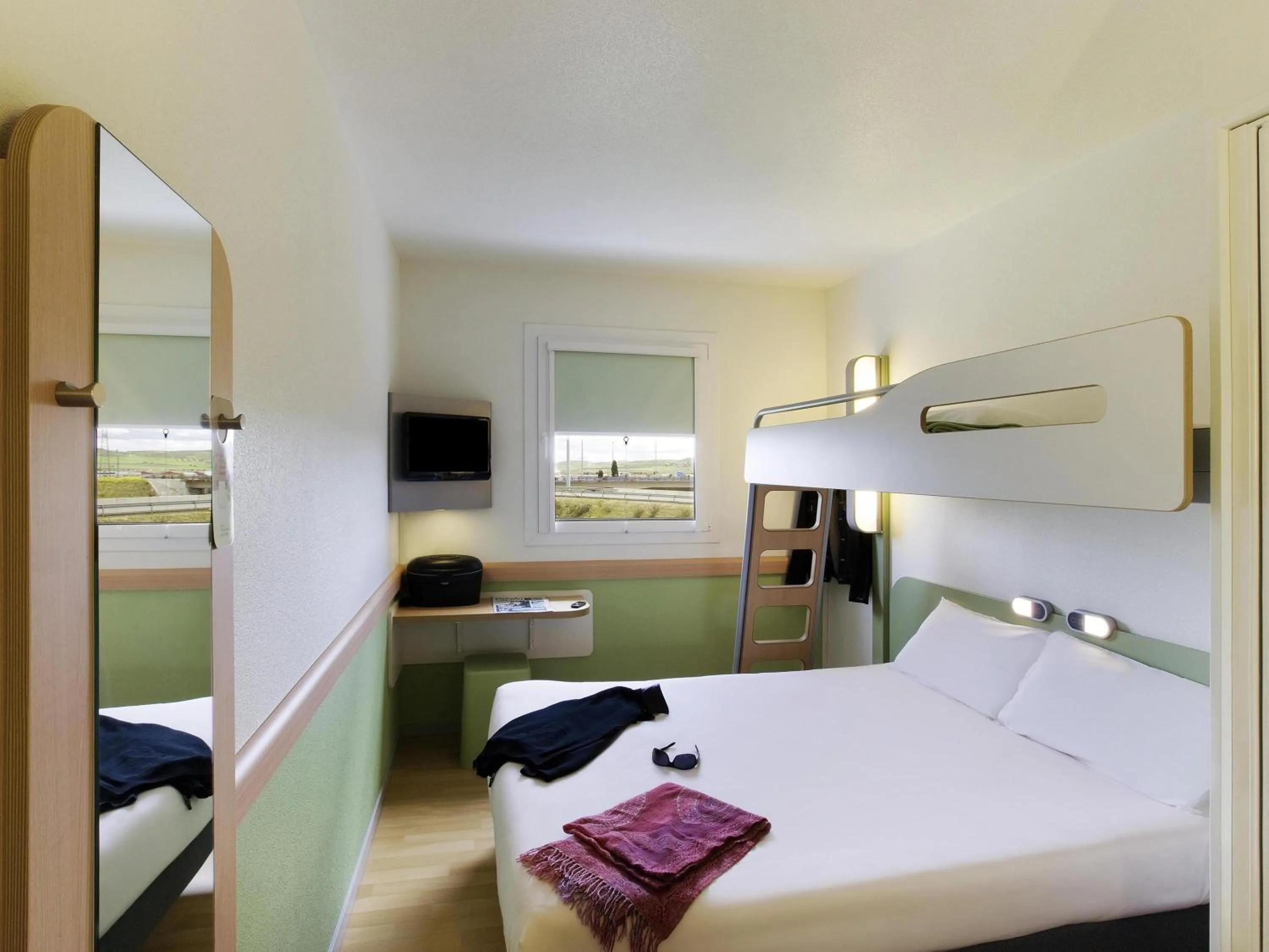 Bedroom, Bed in Ibis Budget Madrid Getafe