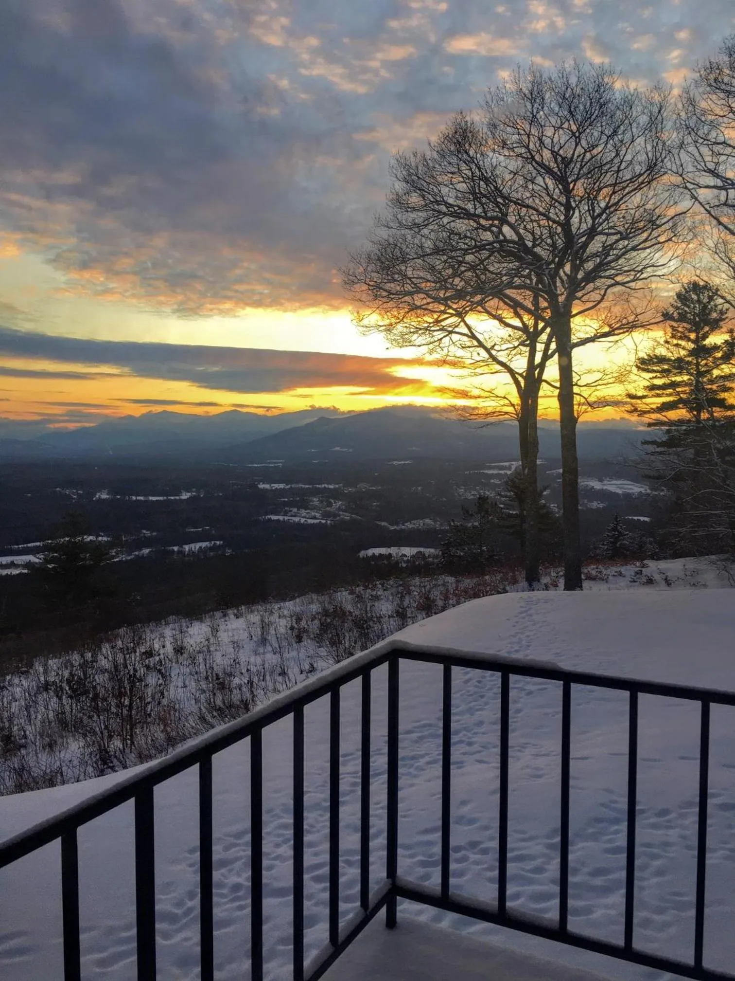 RL Breathtaking views and grand unique style private mountain retreat 4WD recommended