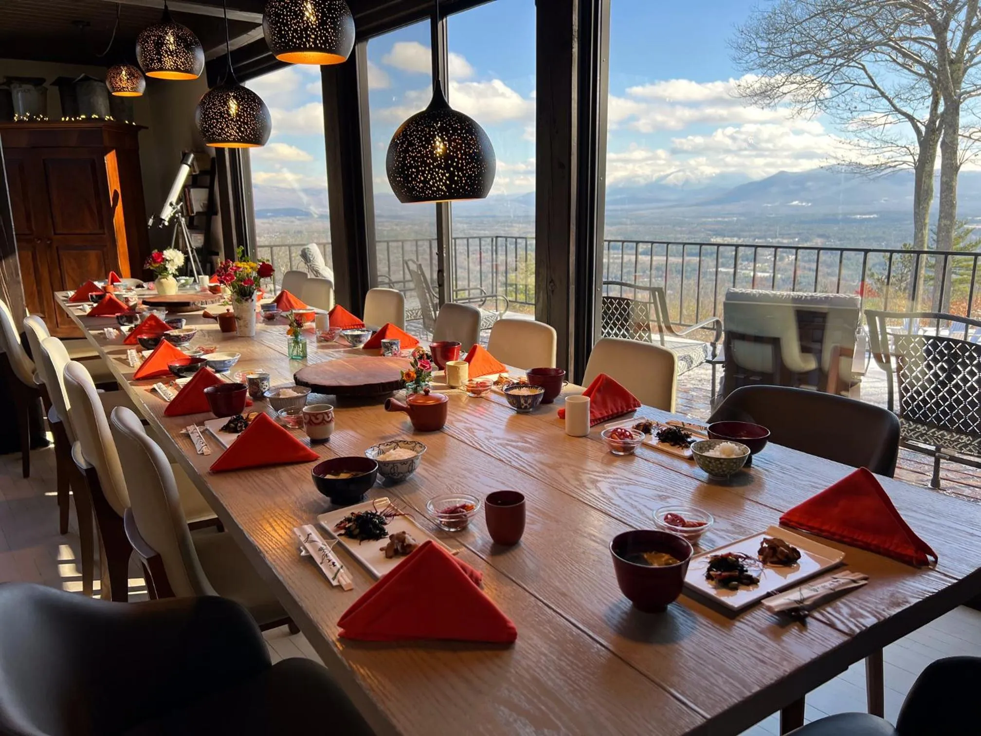 RL Breathtaking views and grand unique style private mountain retreat 4WD recommended