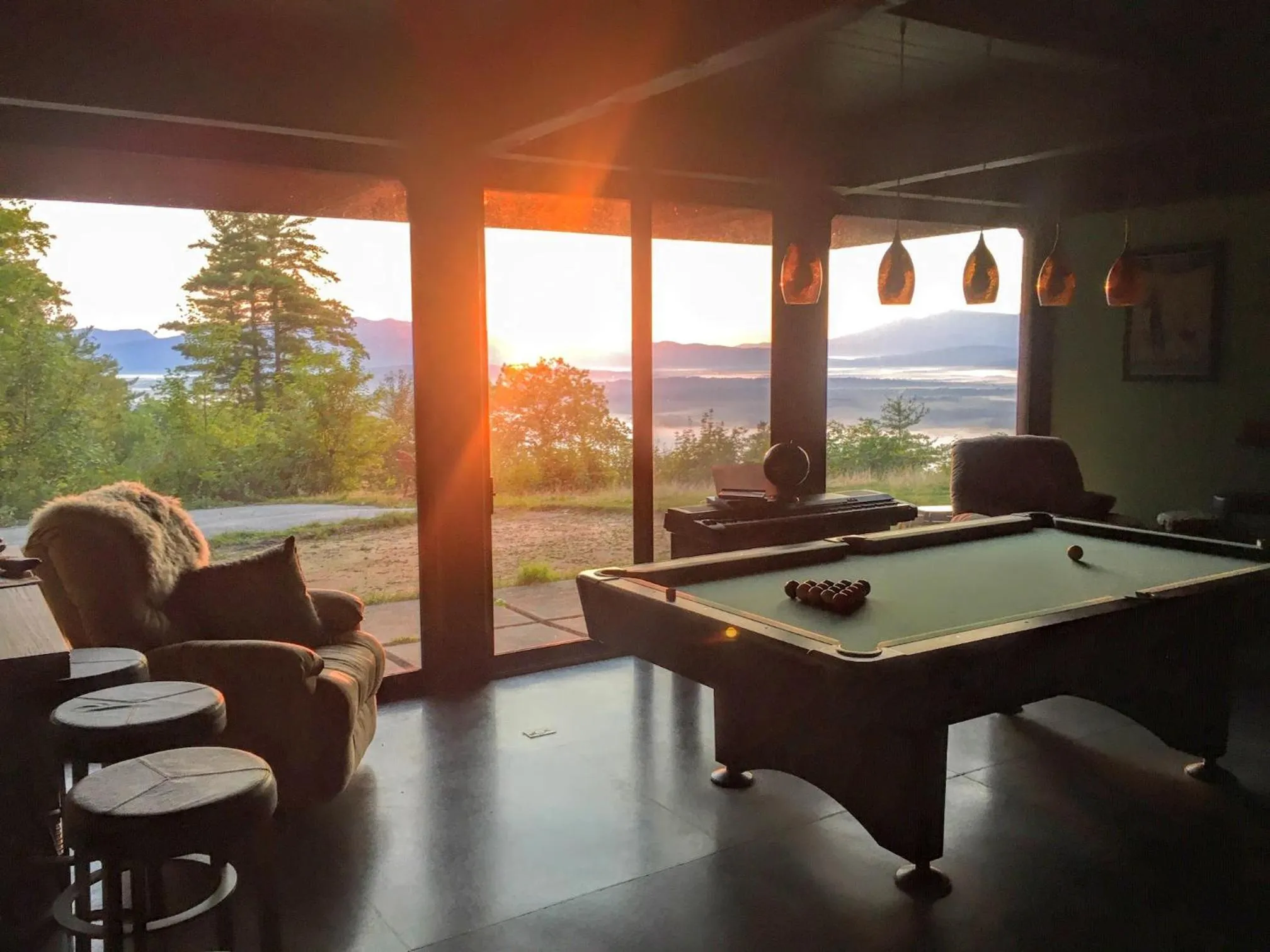 Other in RL Breathtaking views and grand unique style private mountain retreat 4WD recommended