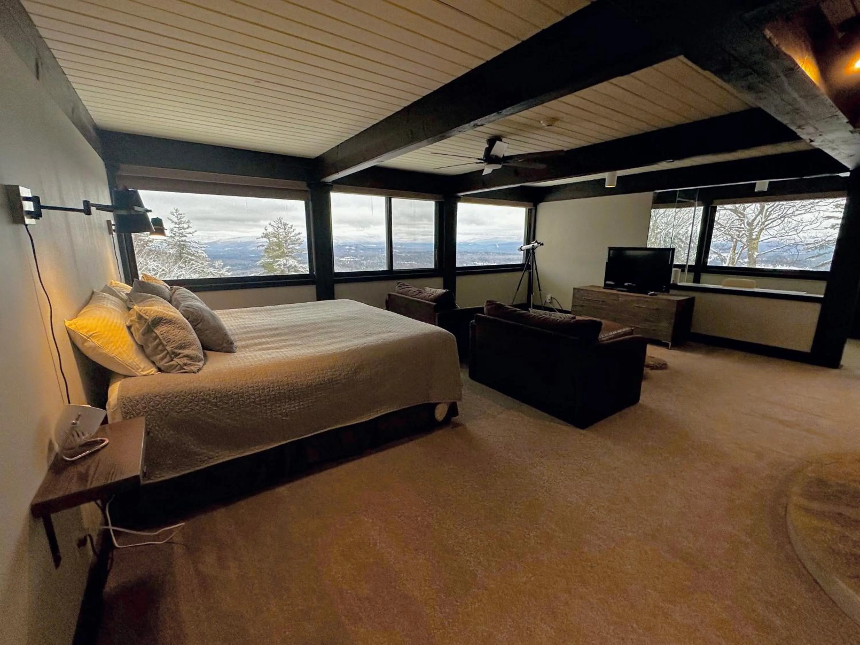 Bed in RL Breathtaking views and grand unique style private mountain retreat 4WD recommended