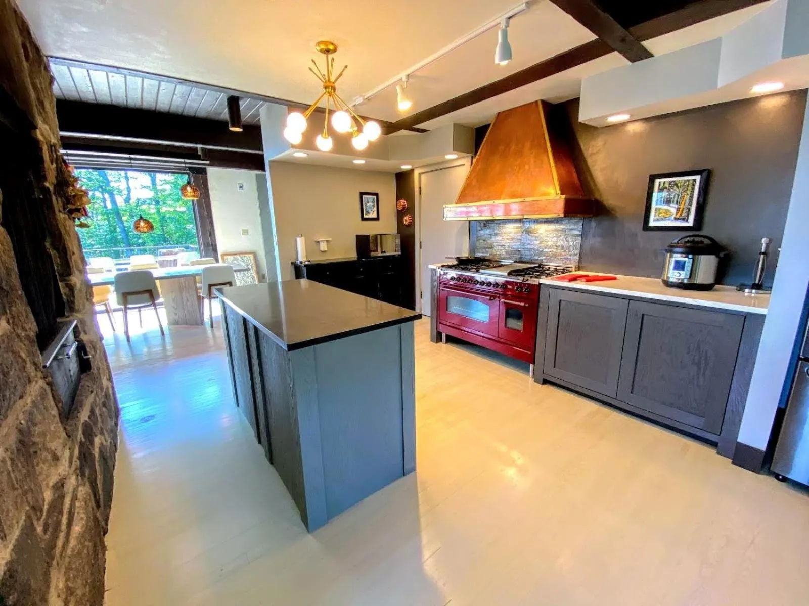 RL Breathtaking views and grand unique style private mountain retreat 4WD recommended