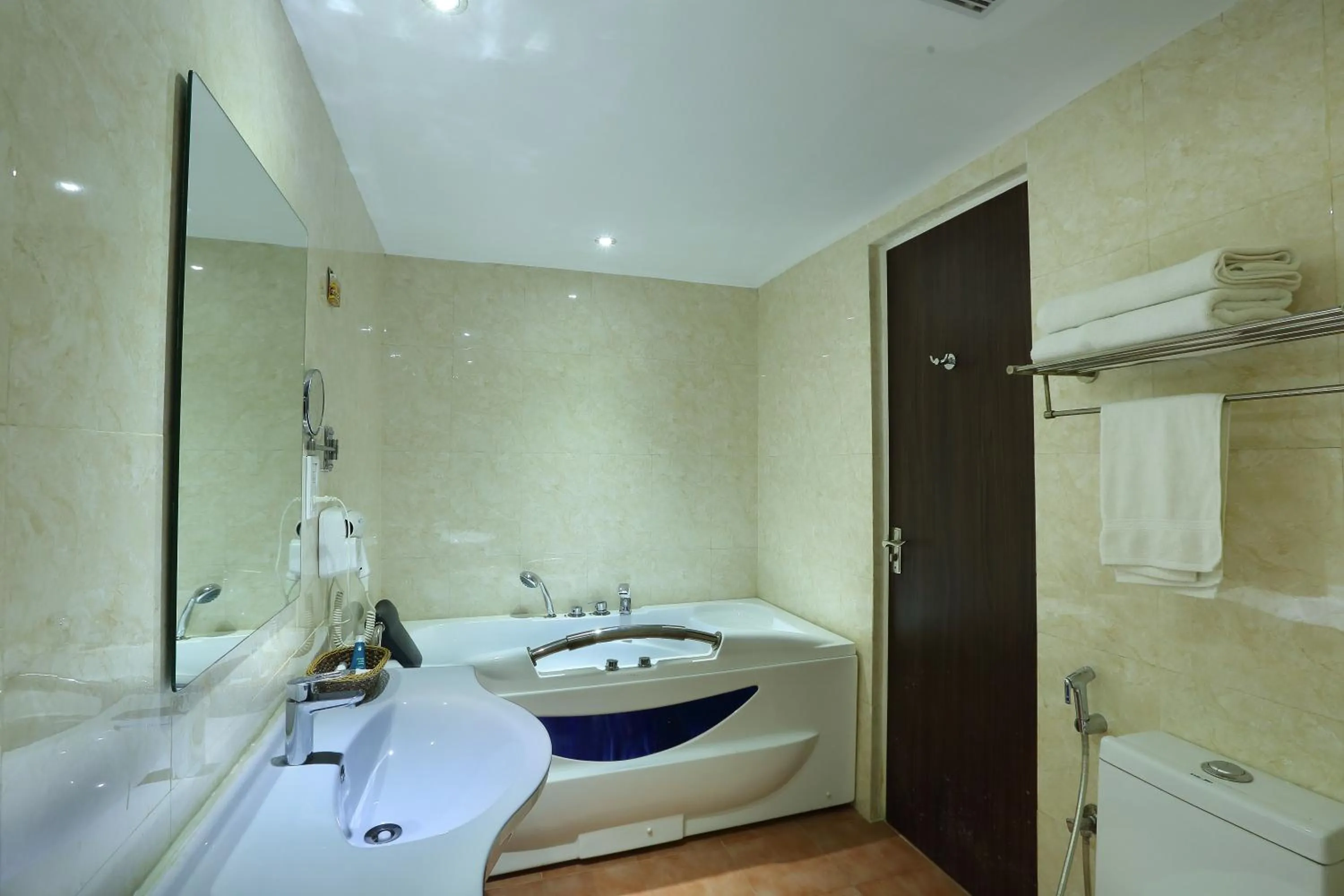 Bathroom, Bed in Cochin Legacy