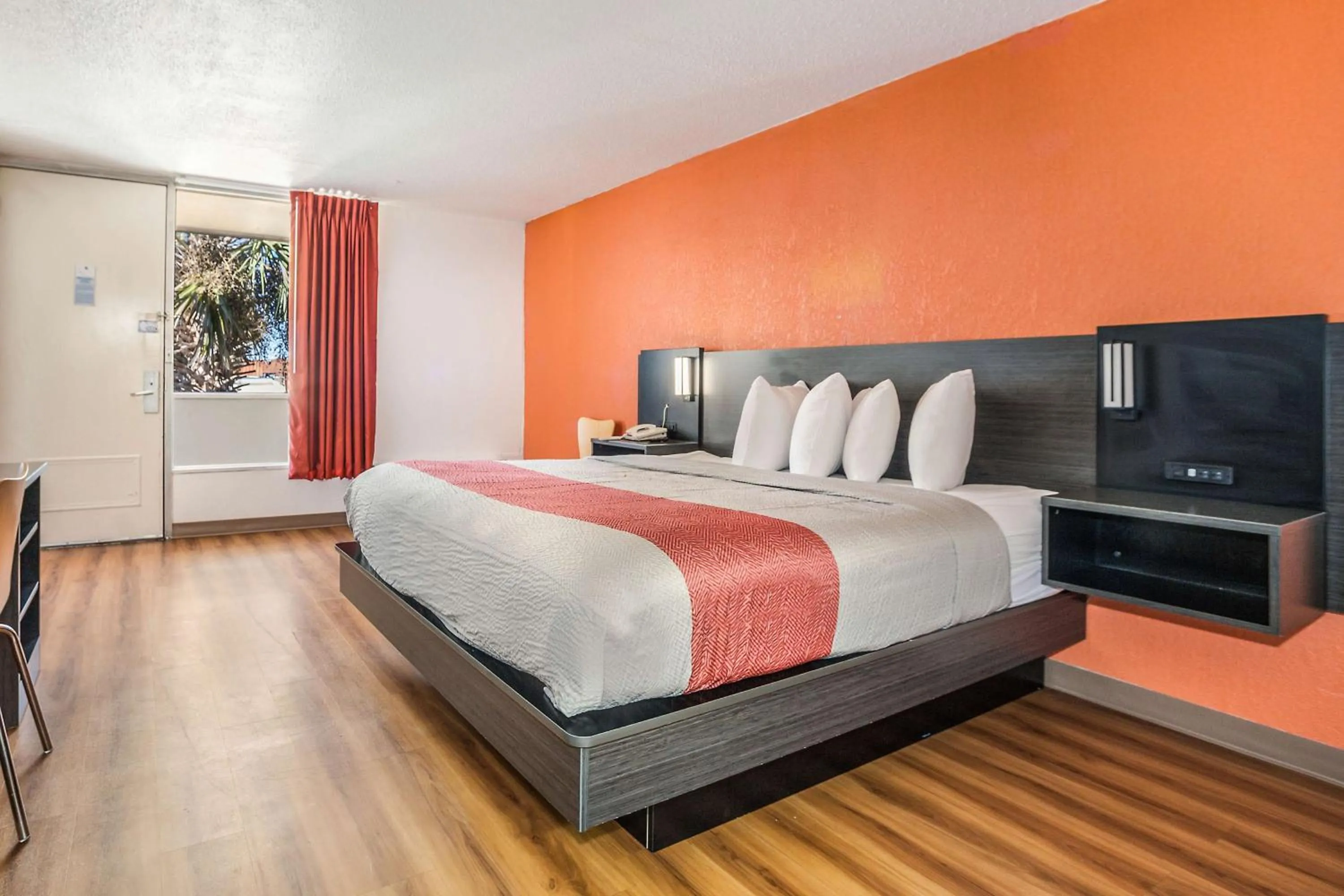 Bedroom, Bed in Studio 6 Florence, SC