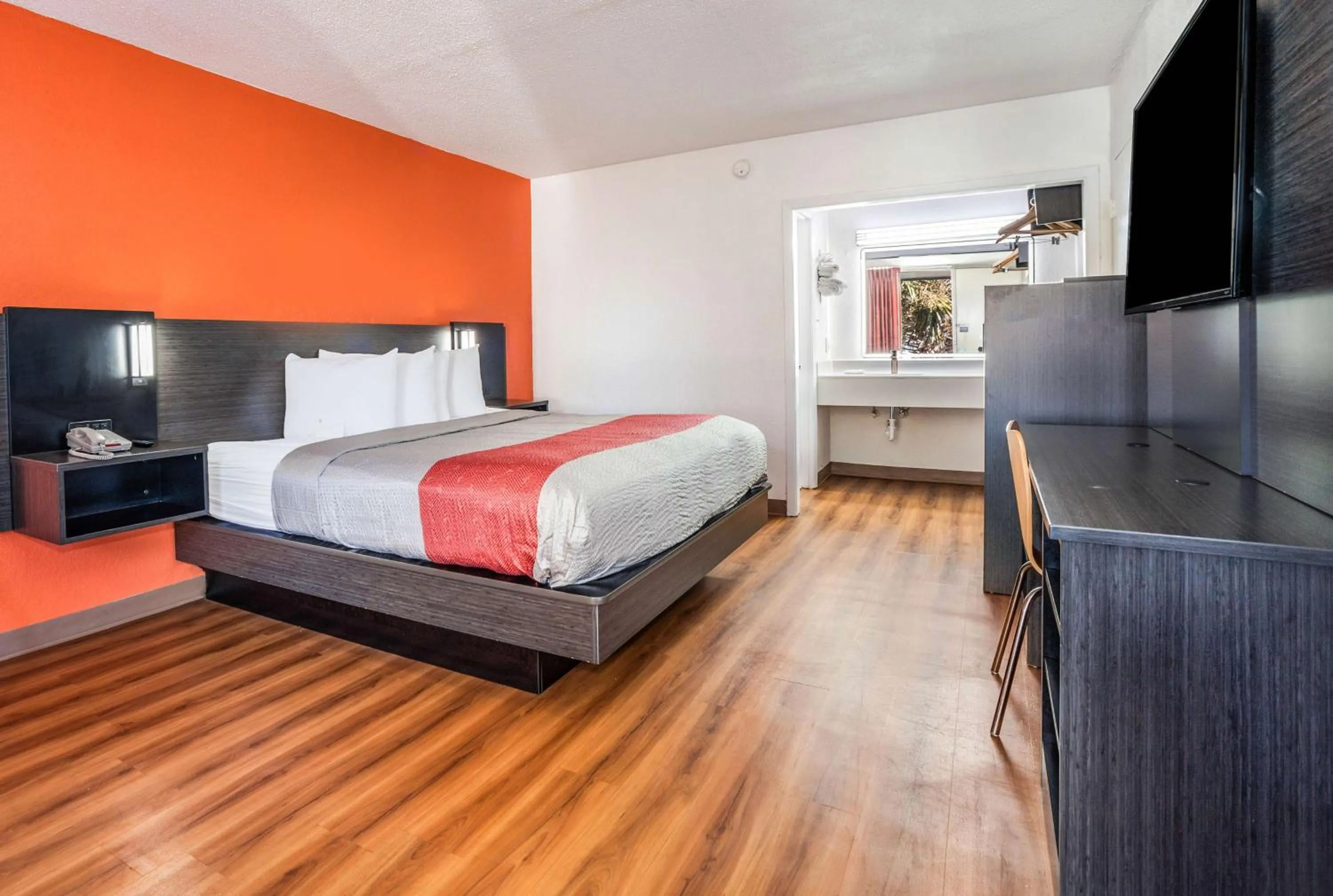 Bedroom, Bed in Studio 6 Florence, SC