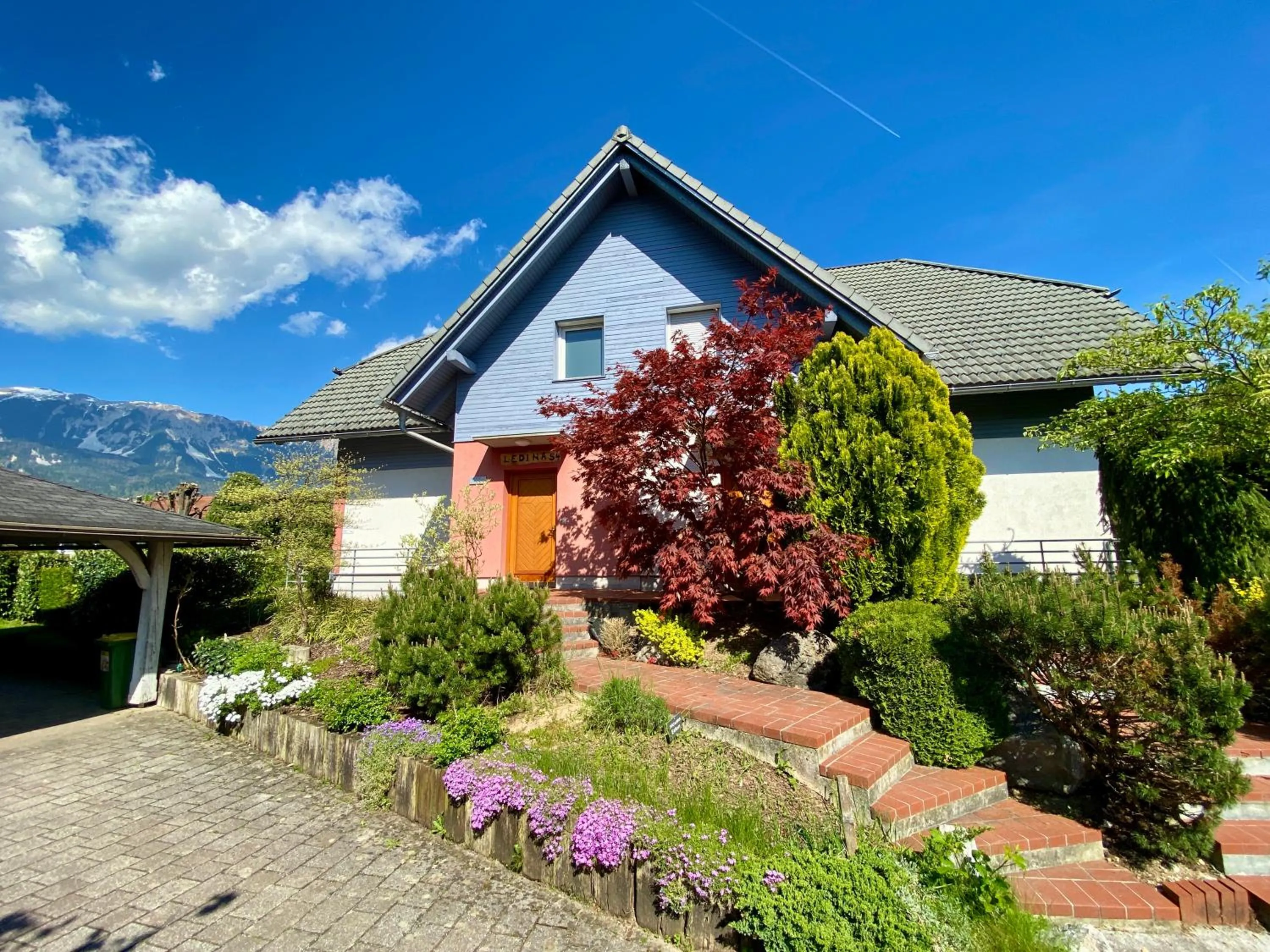 Property building in House Eden with Mountain Views