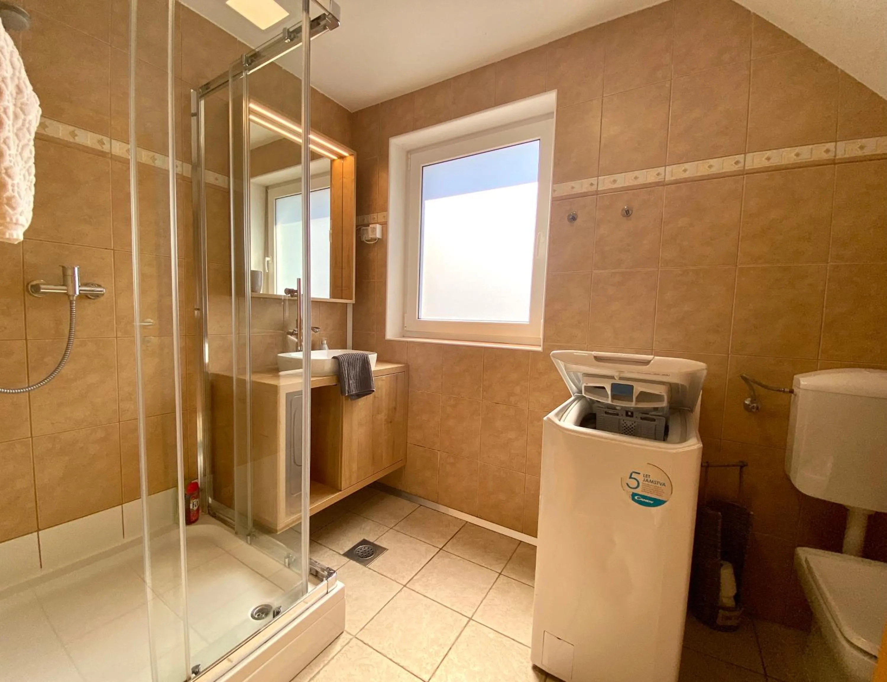 Shower in House Eden with Mountain Views