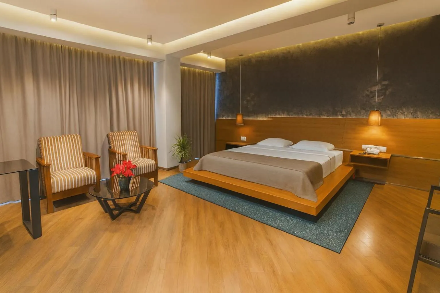 Bedroom, Bed in Golden Palace Hotel