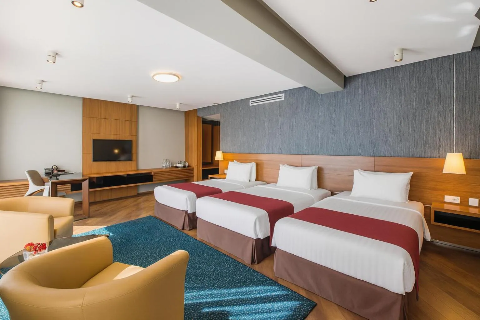 Bed in Golden Palace Hotel