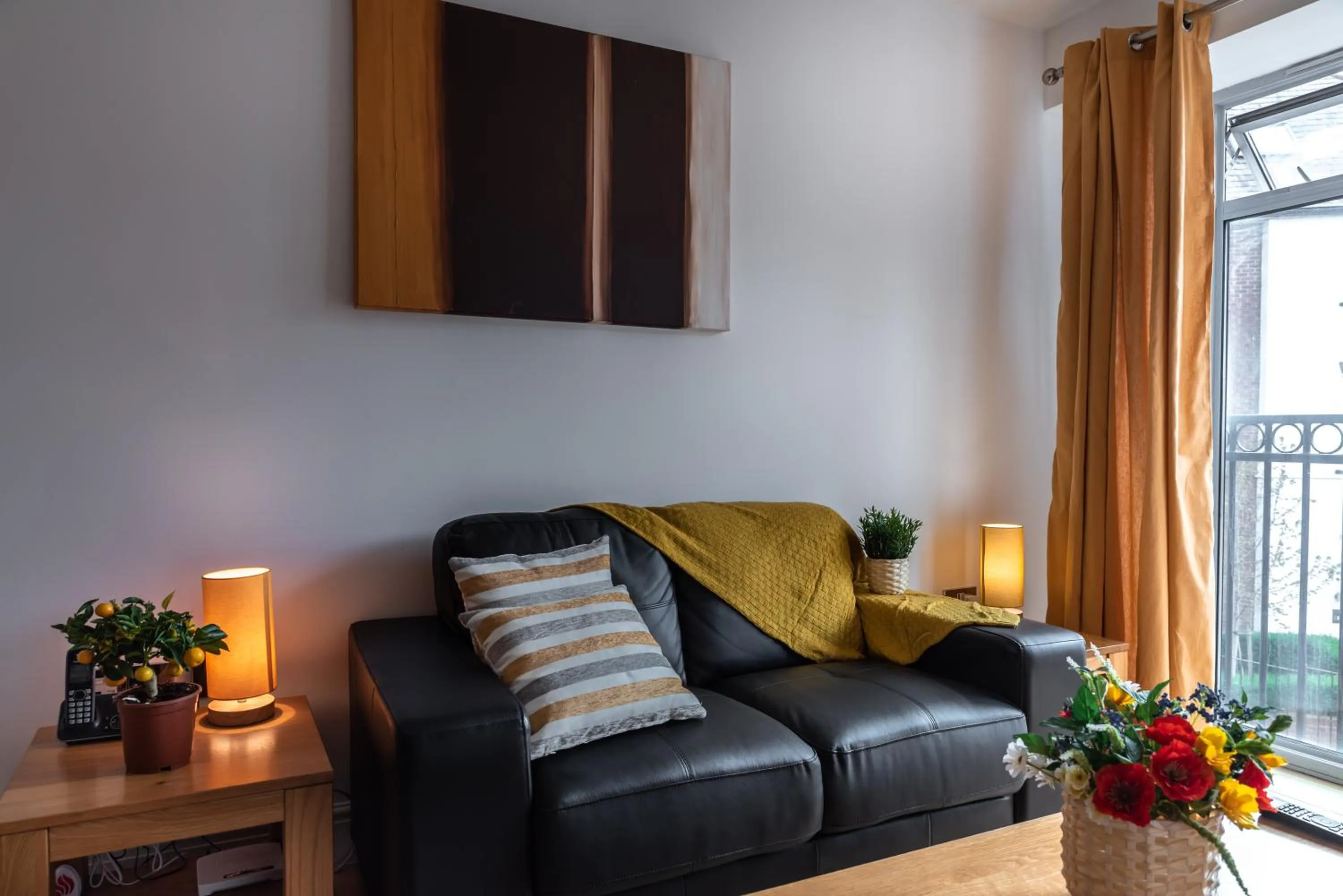 Living room in The Old Library - Modern Apartment near the Train Station and Racecourse