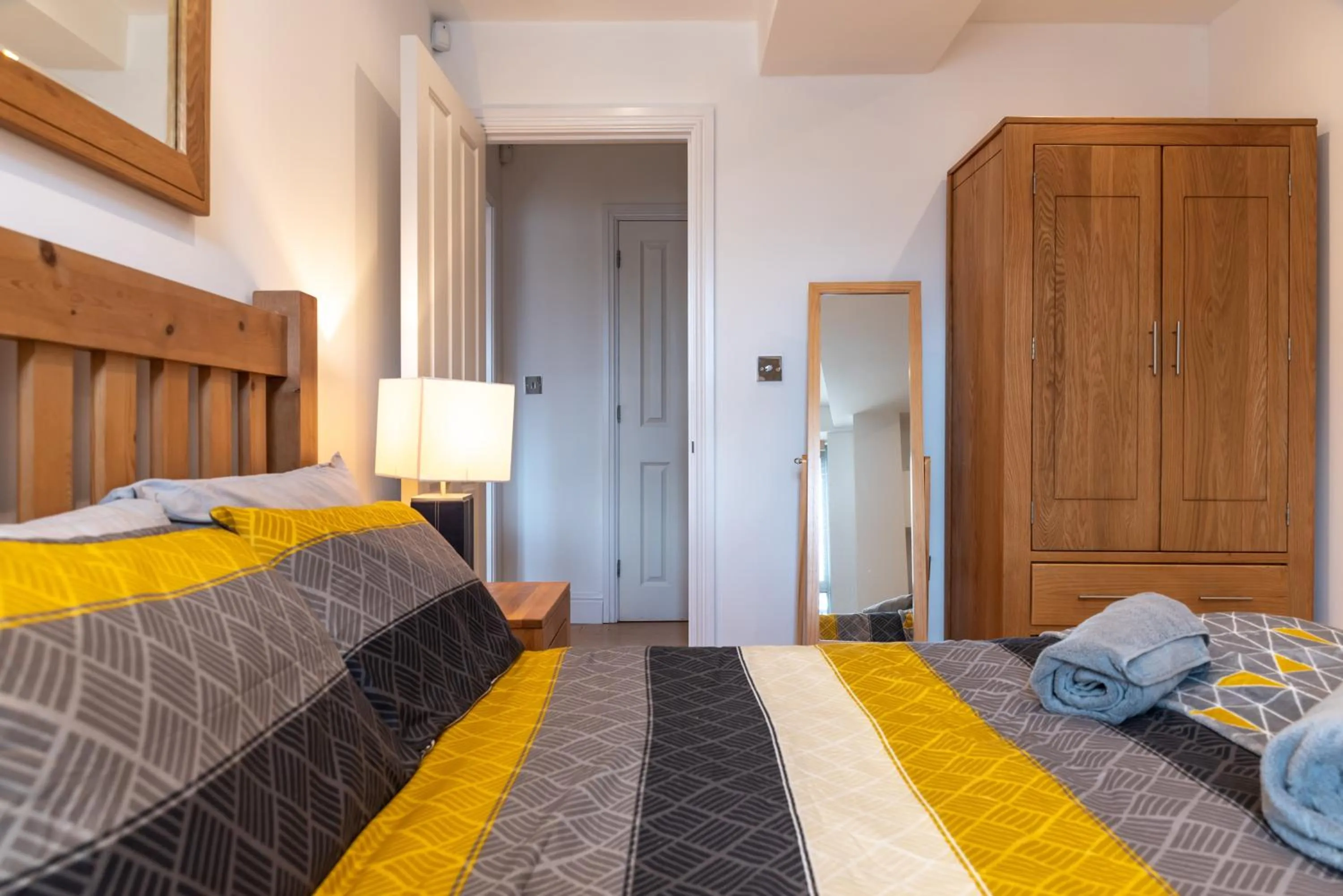 Other, Bed in The Old Library - Modern Apartment near the Train Station and Racecourse