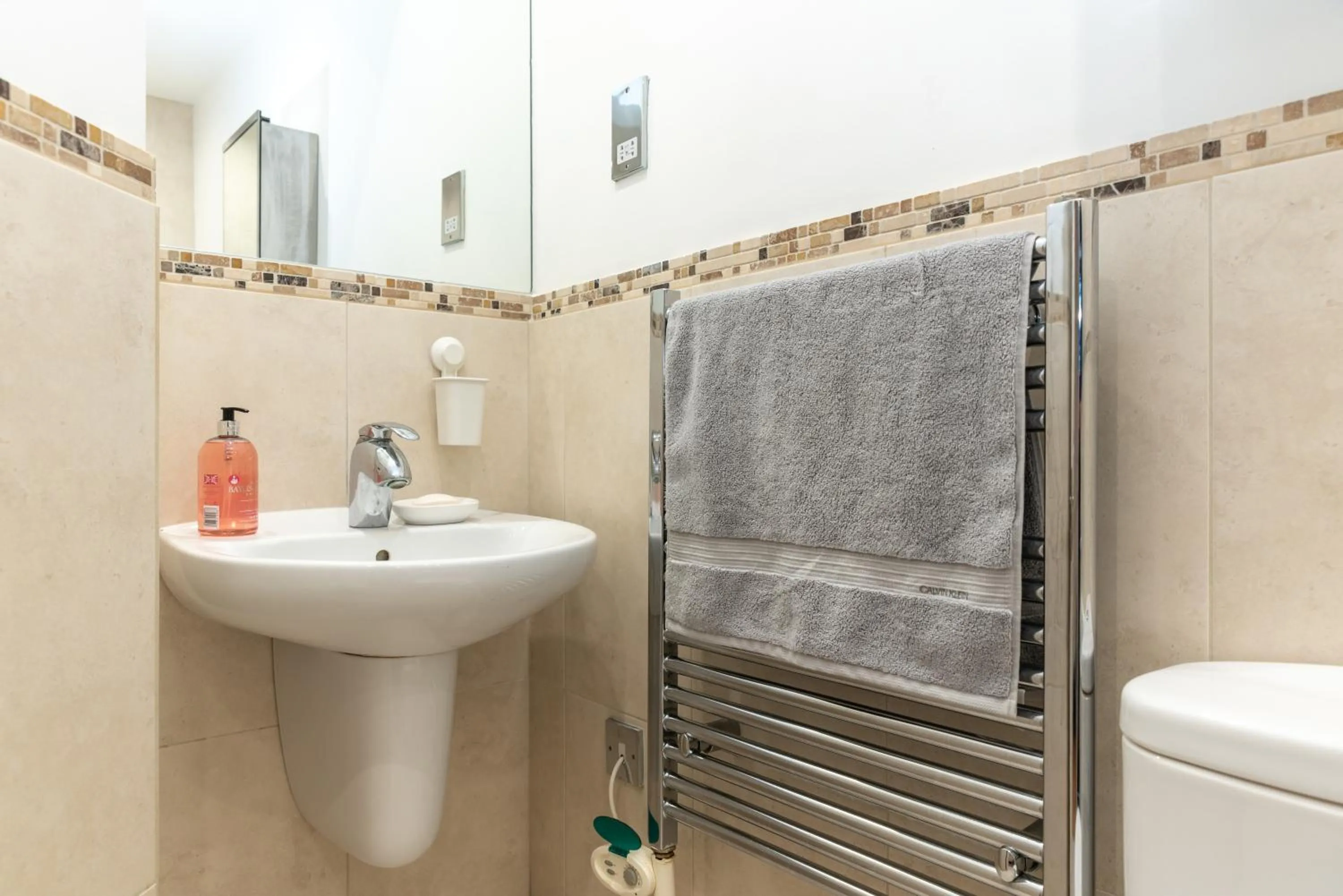 Bathroom in The Old Library - Modern Apartment near the Train Station and Racecourse