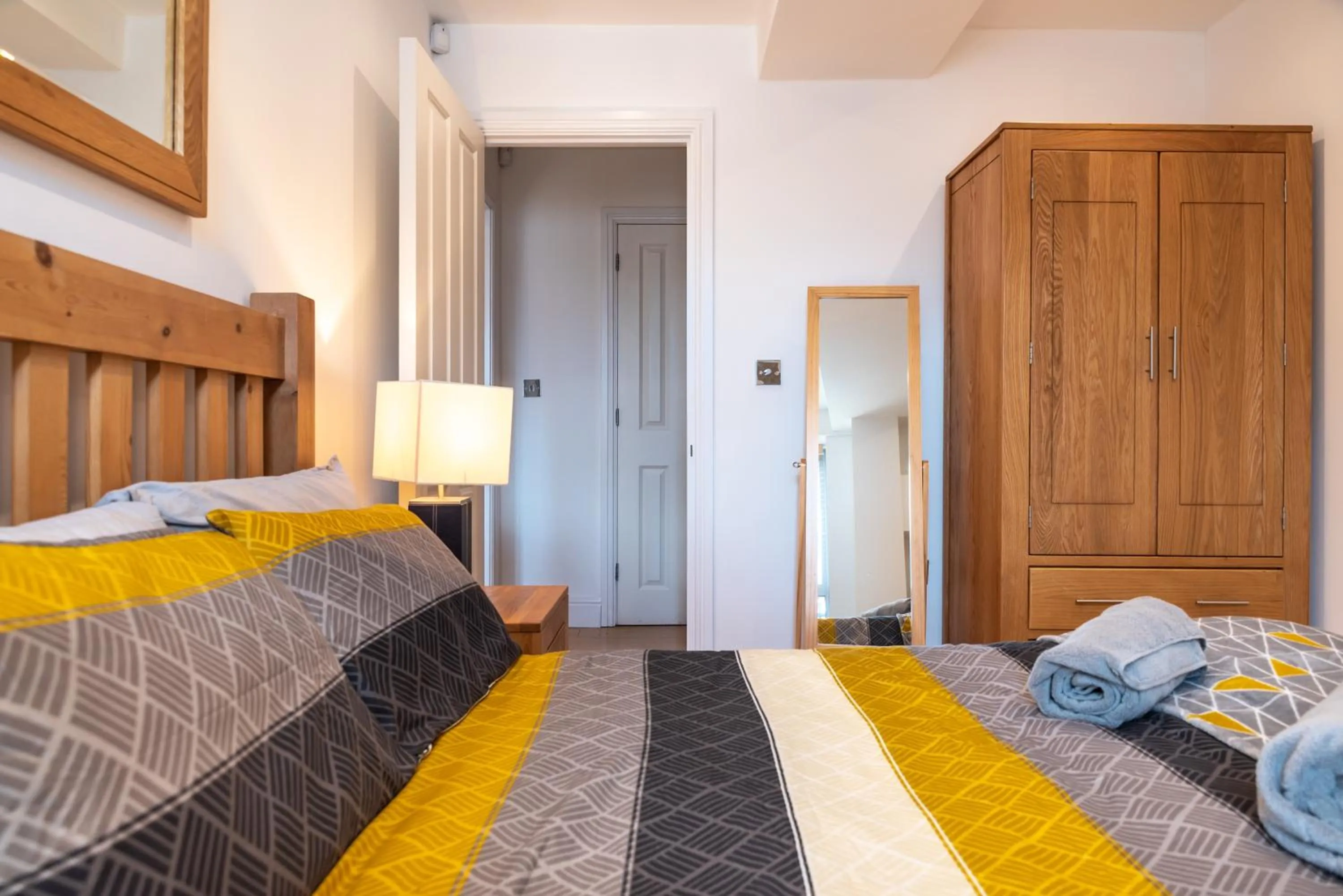 Other, Bed in The Old Library - Modern Apartment near the Train Station and Racecourse