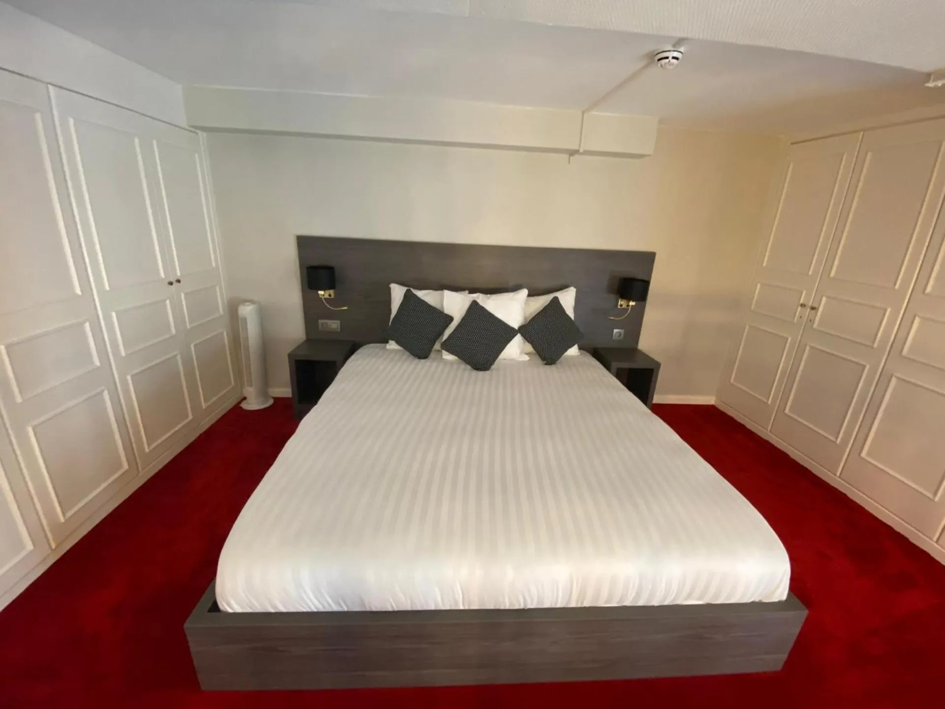 Bed in La Bourse Hotel