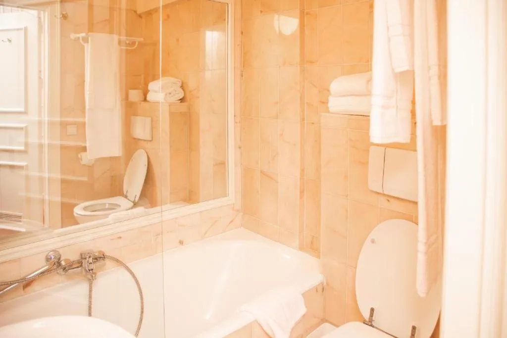 Shower in La Bourse Hotel