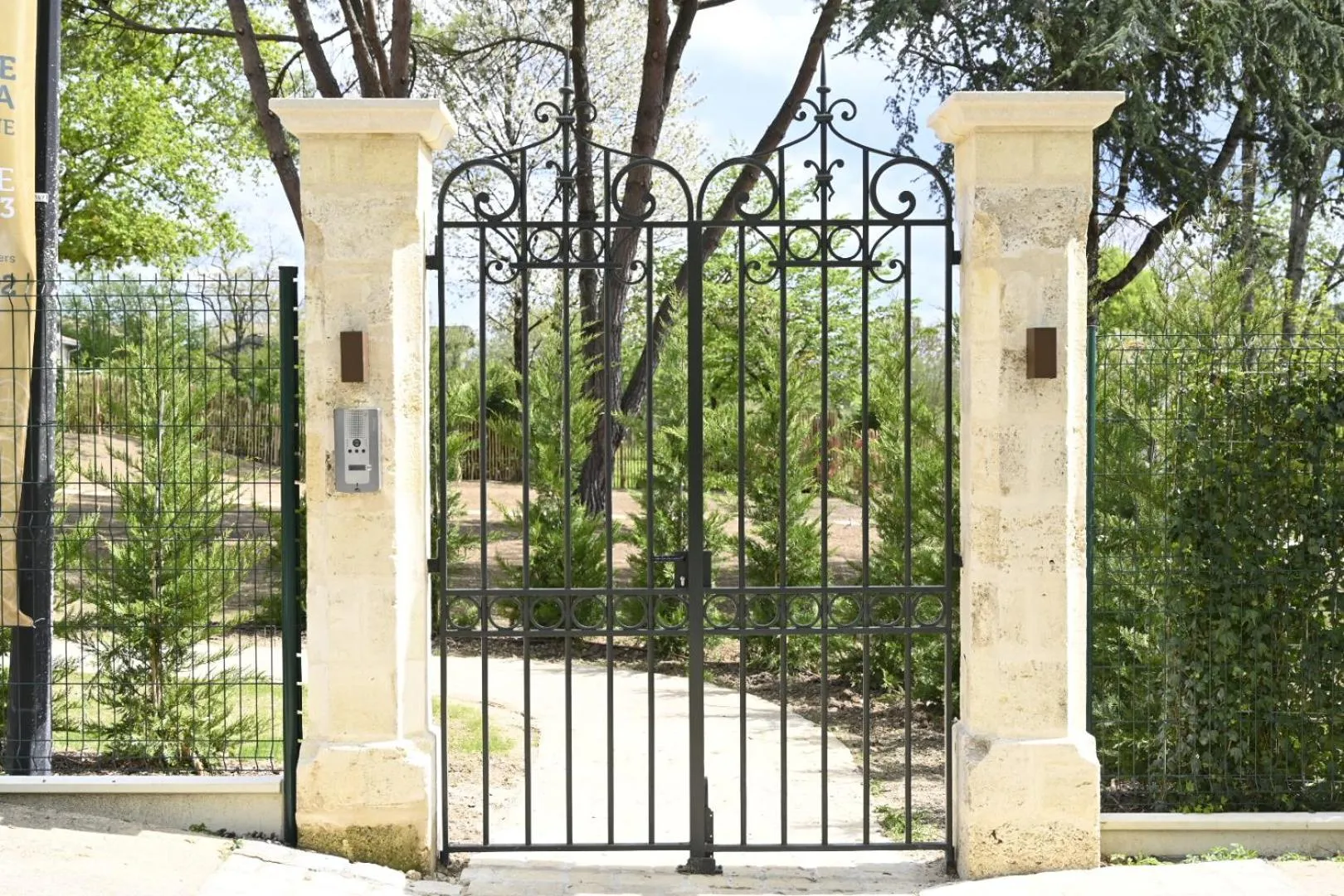 Facade/entrance in AUX DUCS DE SIENNE