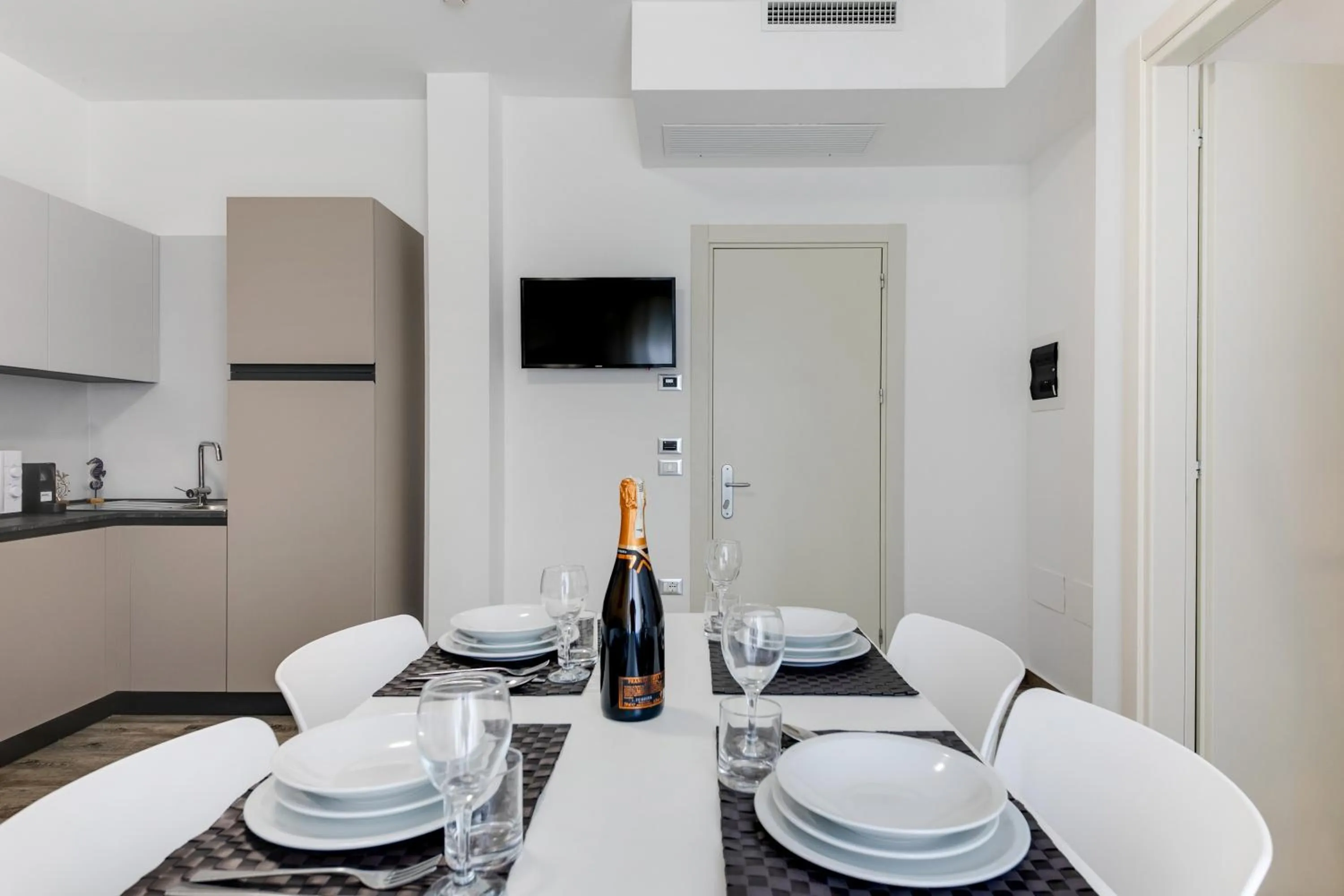 Kitchen or kitchenette in Elegance Suite Apartments - Siroli Collection