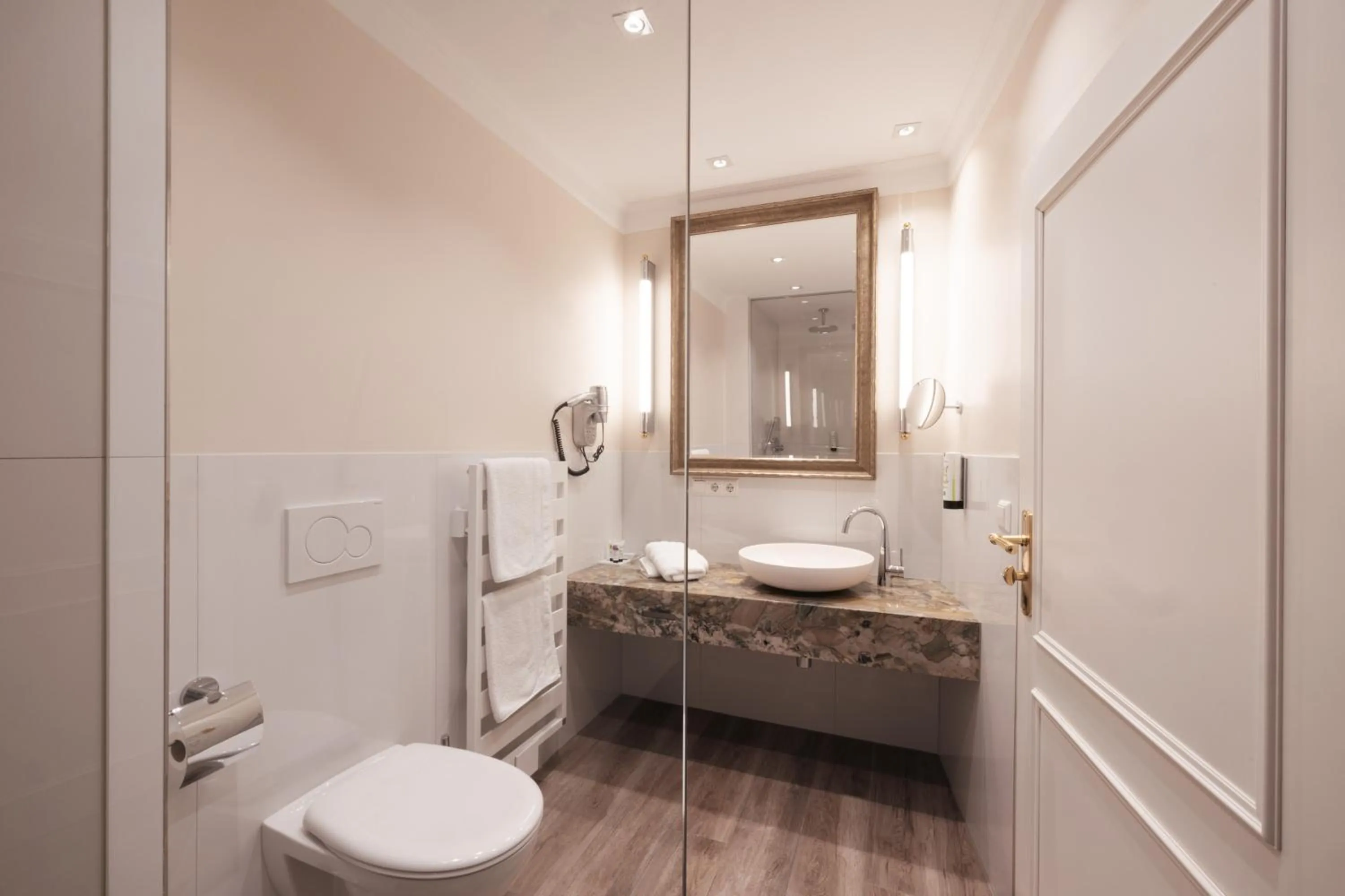 Bathroom in Hotel Lindauer Hof