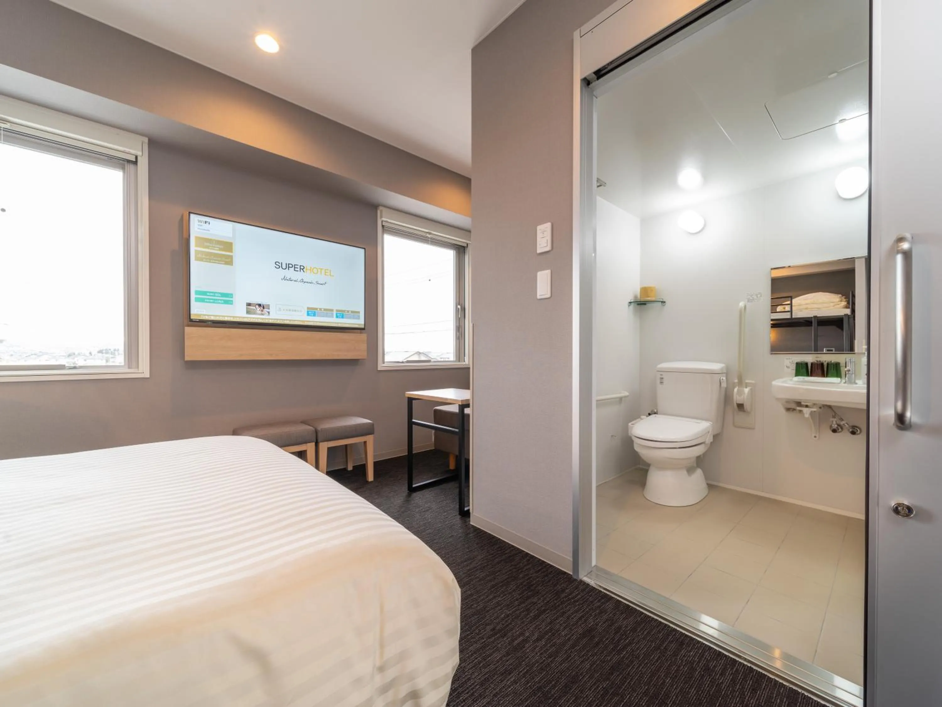 Toilet, Bed in Super Hotel Nagoya Shinkansenguchi