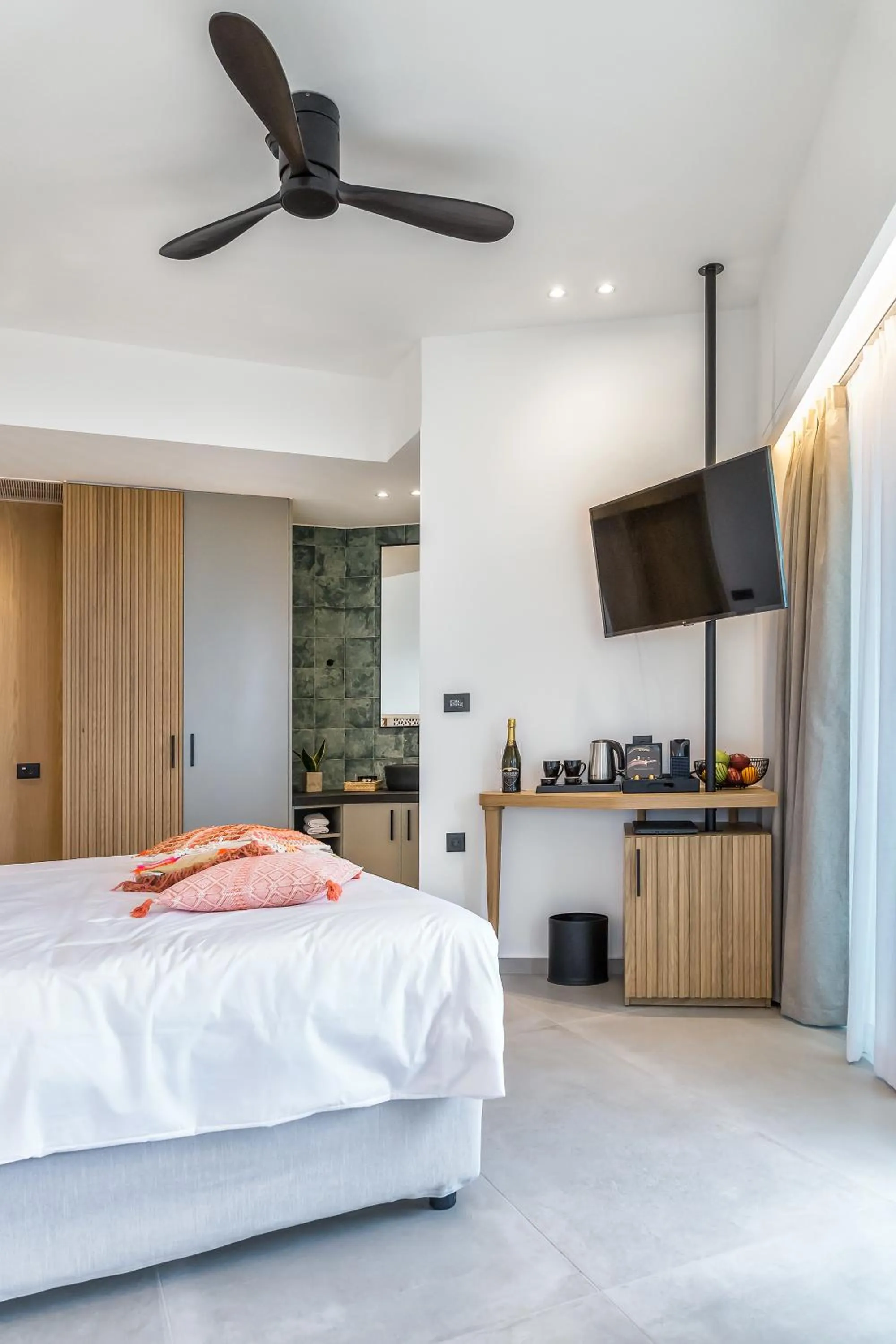 TV and multimedia, Bed in SAVUS Boutique Hotel