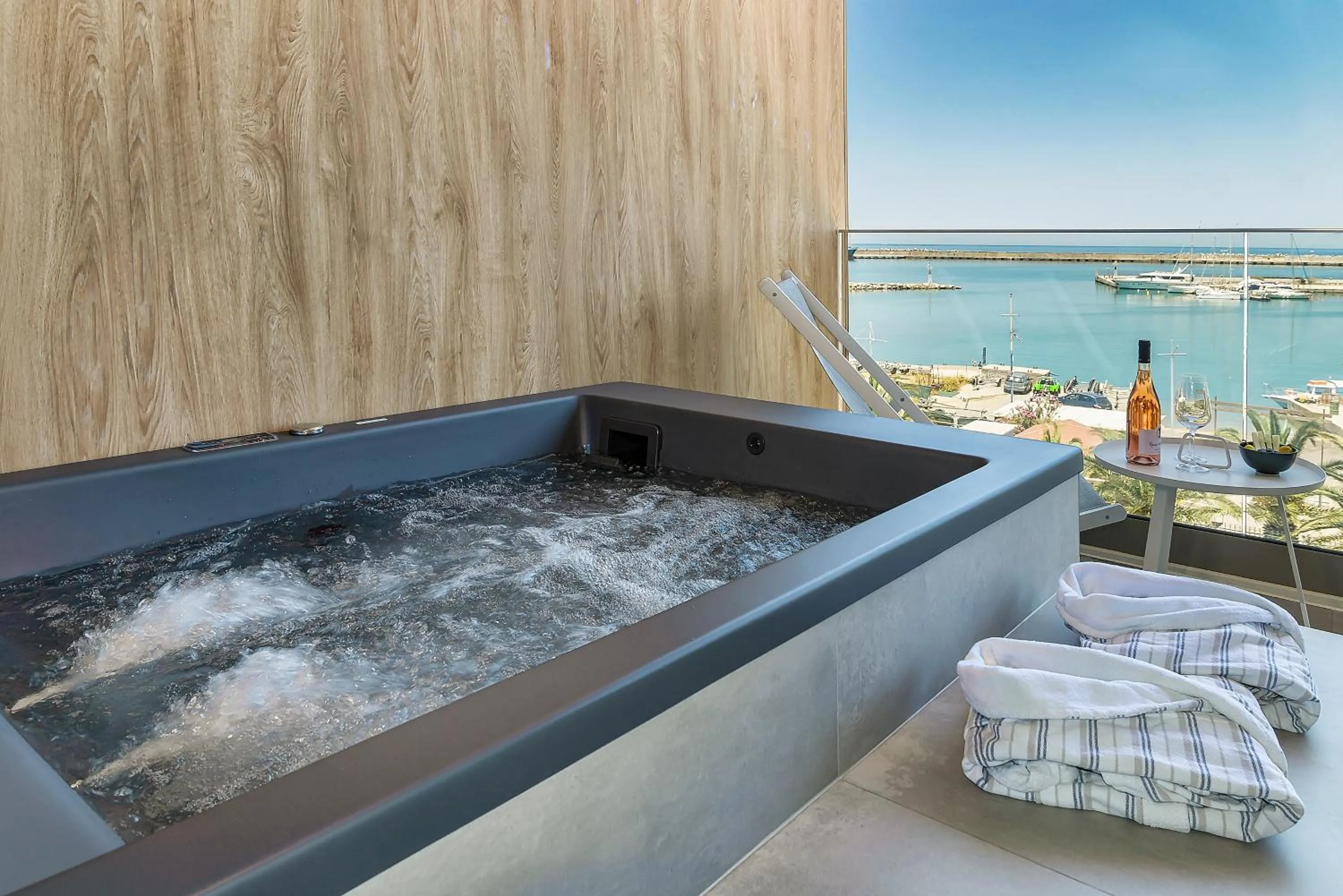 Hot Tub in SAVUS Boutique Hotel