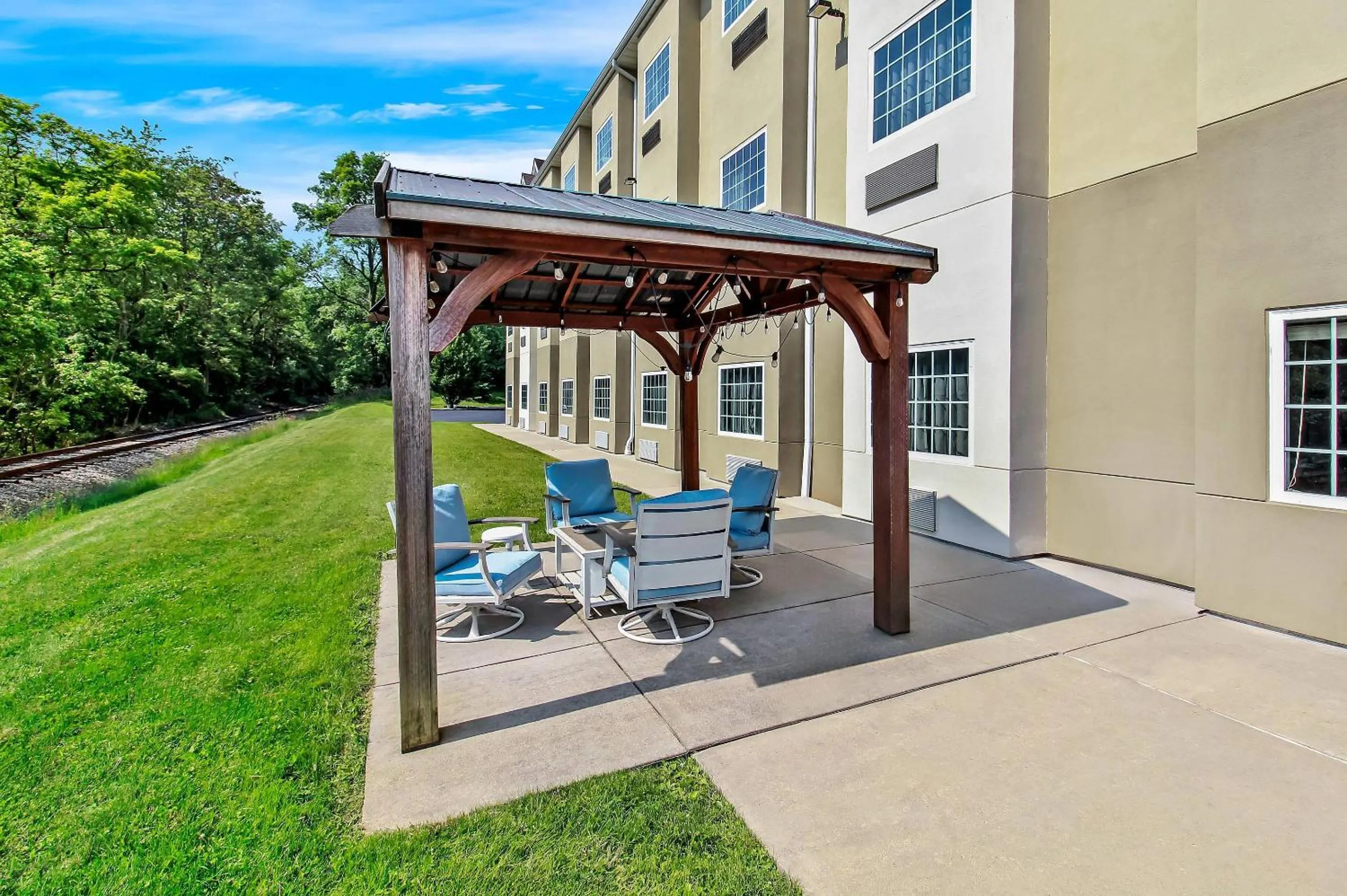Swimming pool in Quality Inn & Suites