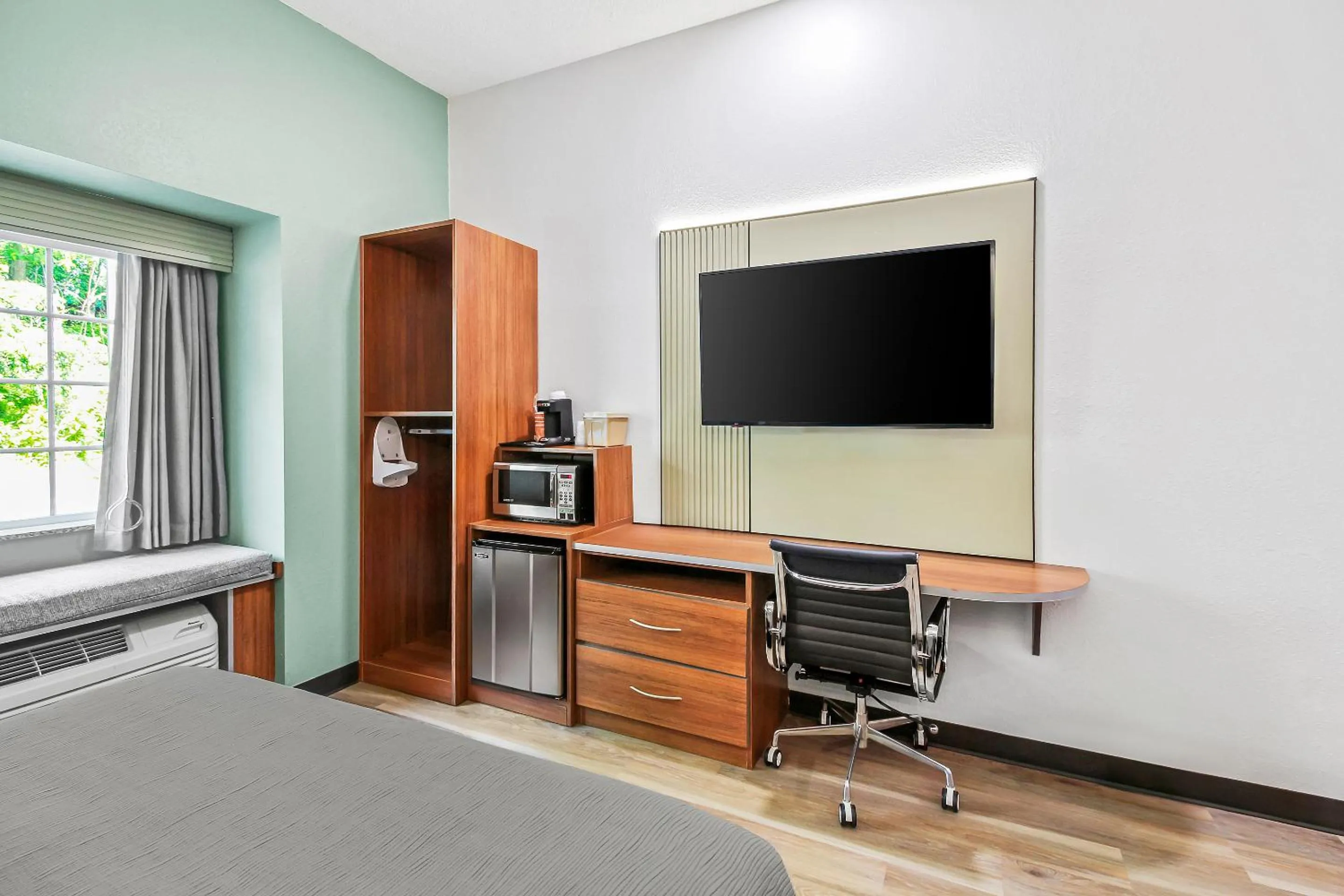 Bed in Quality Inn & Suites