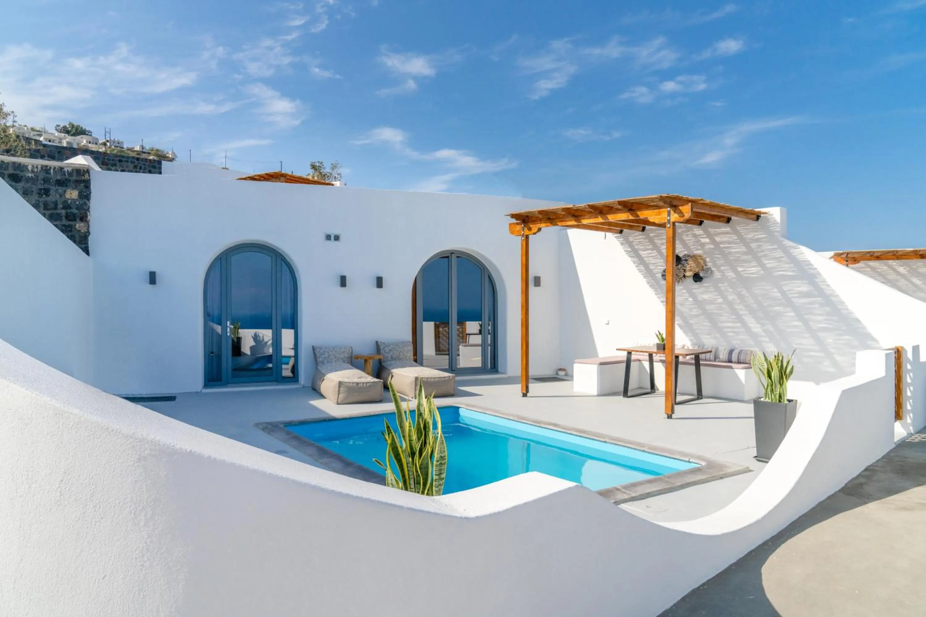 Swimming pool in Oyster Luxury Suites